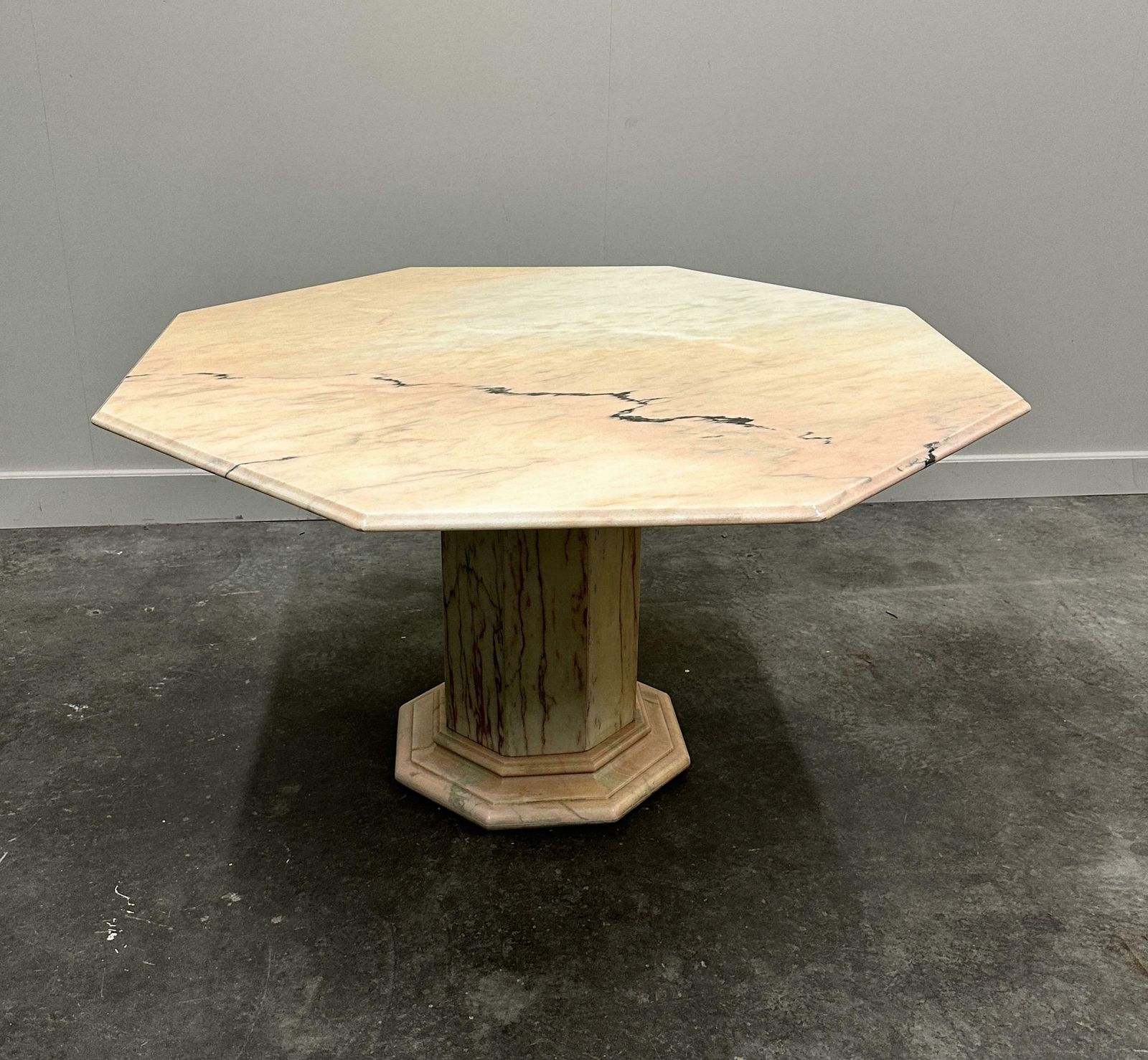 Italiaanse Eettafel In Roze Marmer, Jaren 1980.