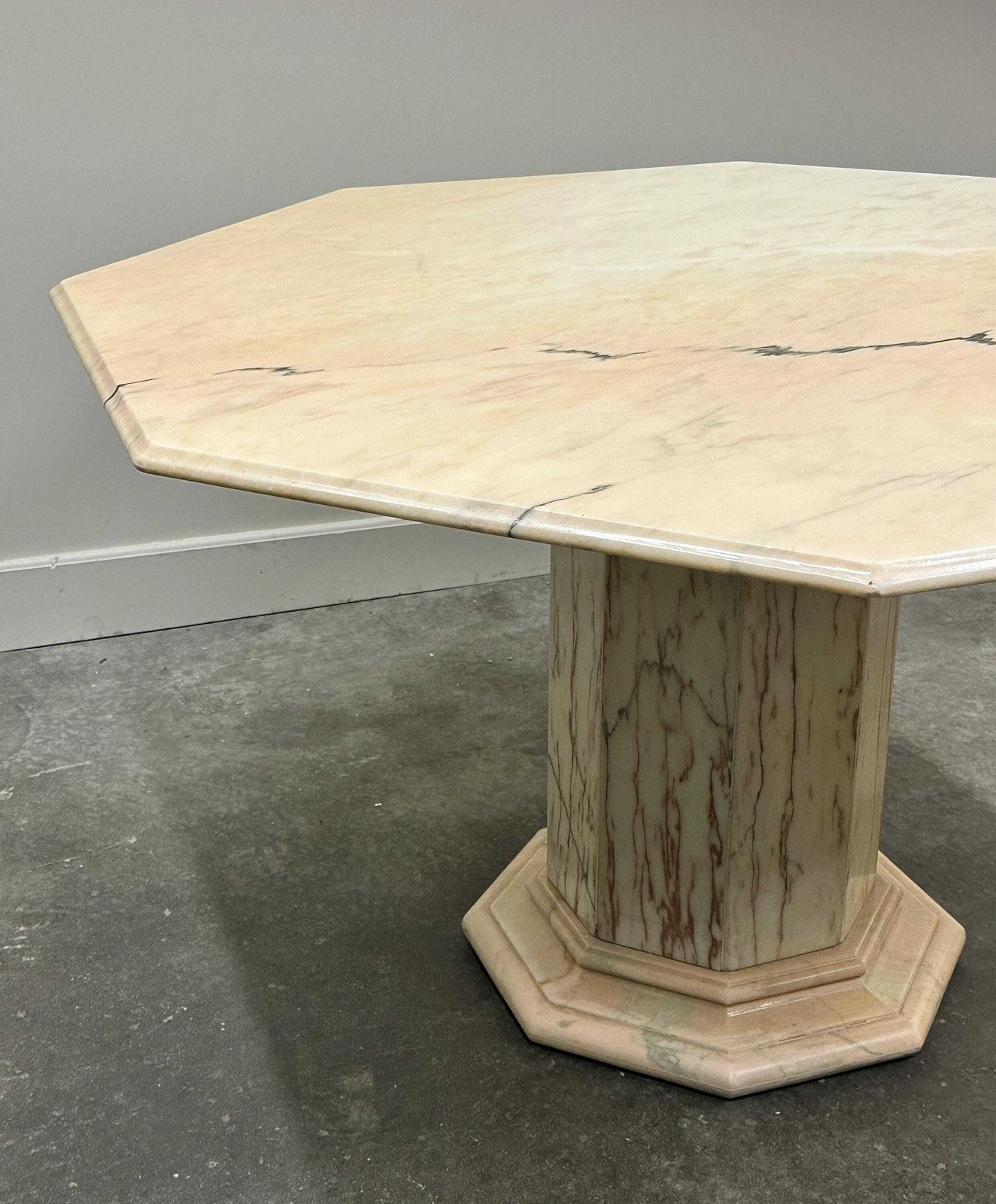 Italiaanse Eettafel In Roze Marmer, Jaren 1980. photo vinterior