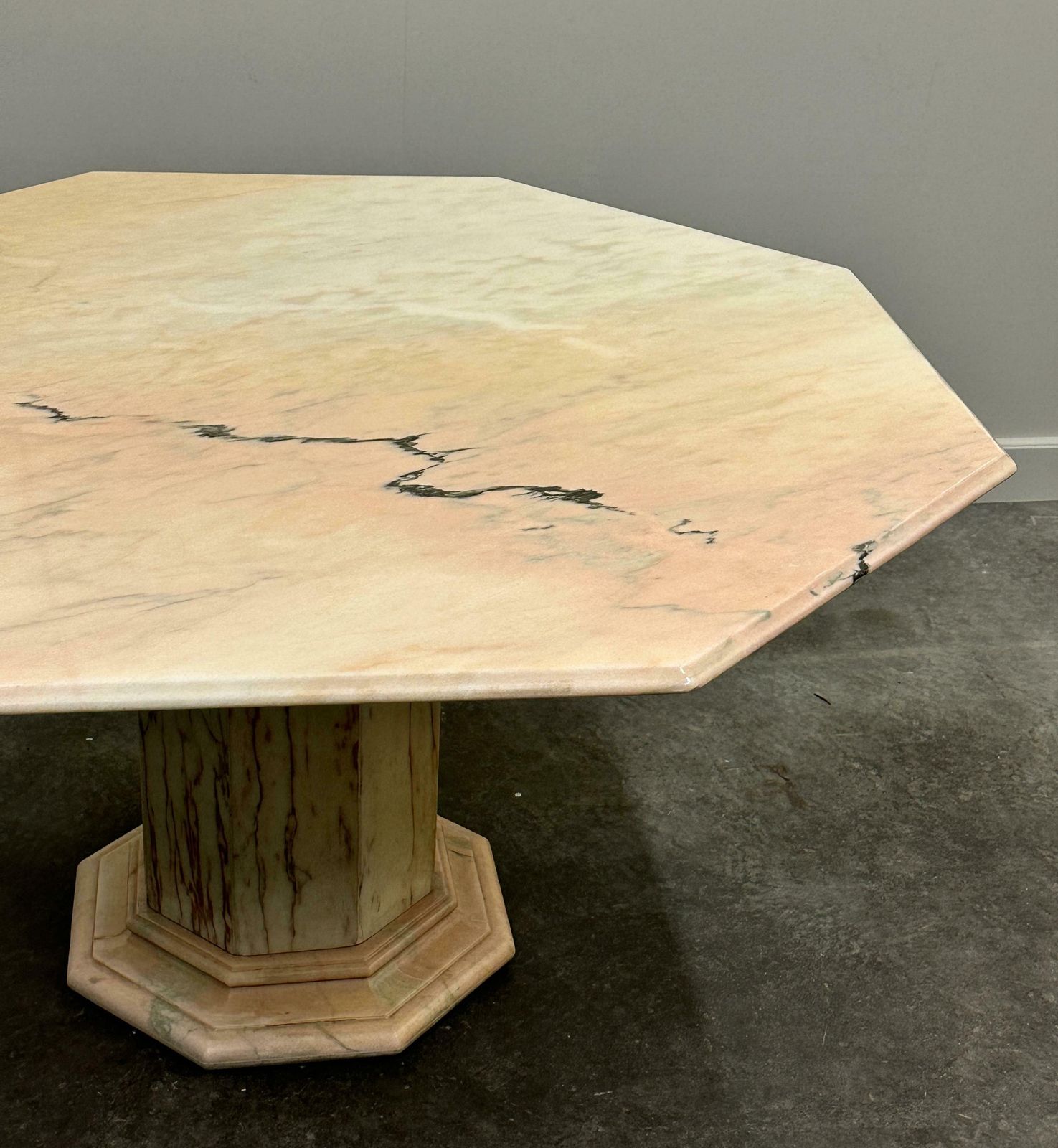 Italiaanse Eettafel In Roze Marmer, Jaren 1980. photo buy