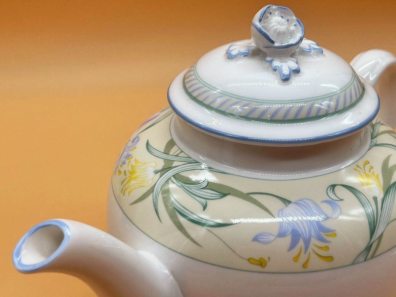 Royal Worcester Summerfield 1 Pint Capacity Teapot With Acorn Finial. photo 75.0