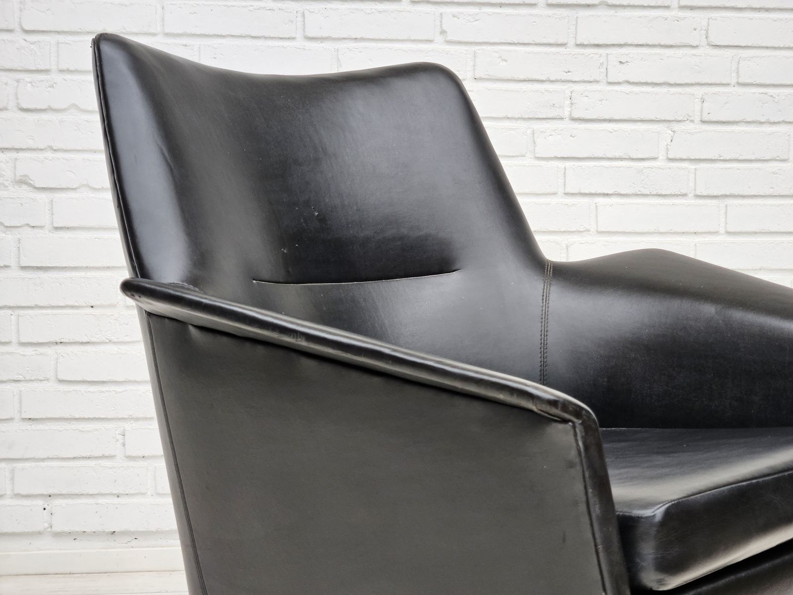 Ca. Jaren 1960, Scandinavisch Design, Draaistoel, Goede Staat, Kunstleer, Gegoten Aluminium Voetstuk. photo furniture