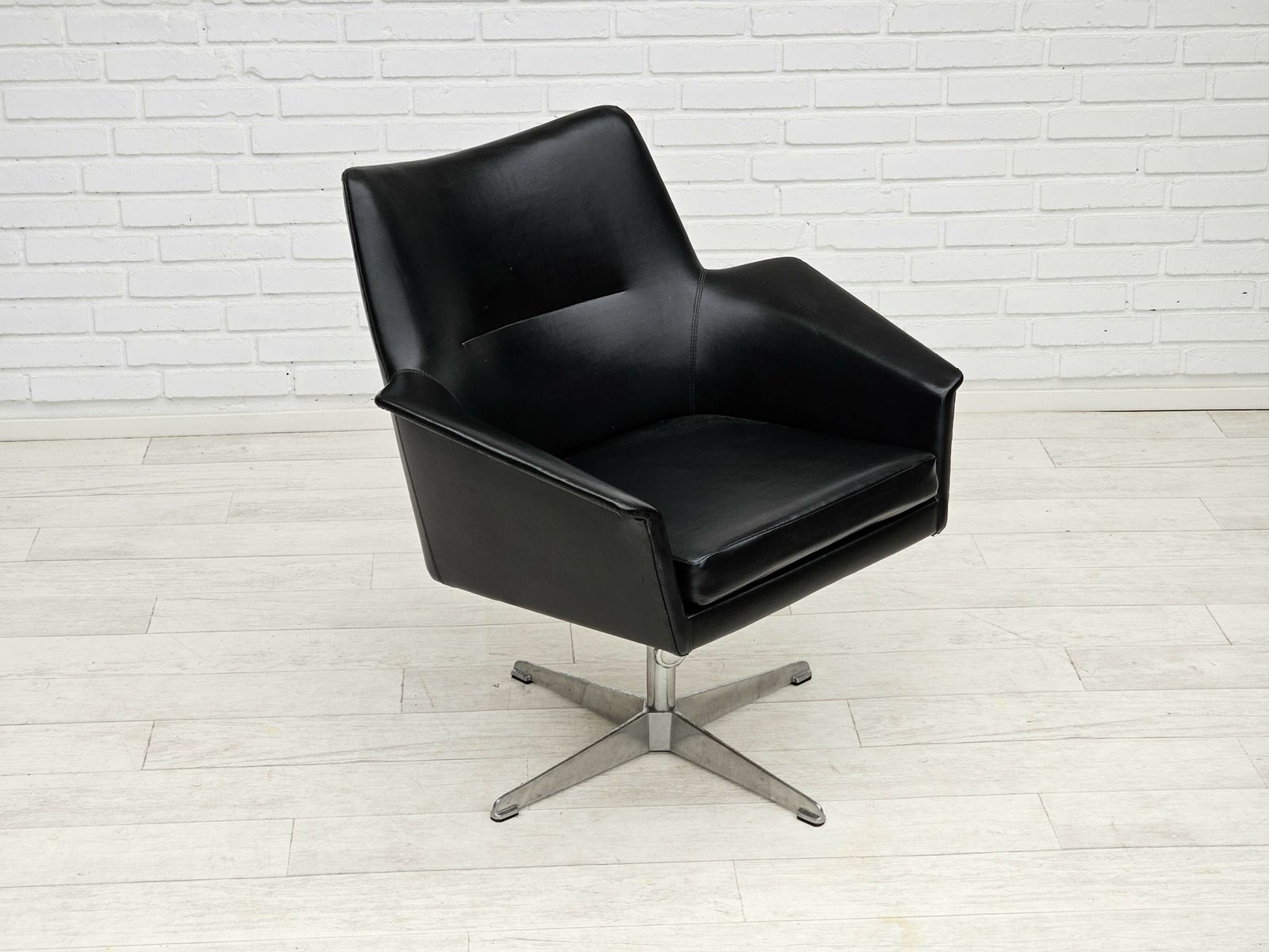 1960s, Scandinavian Design, Swivel Chair, Original Condition, Artificial Leather, Cast Aluminum Base. photo buy