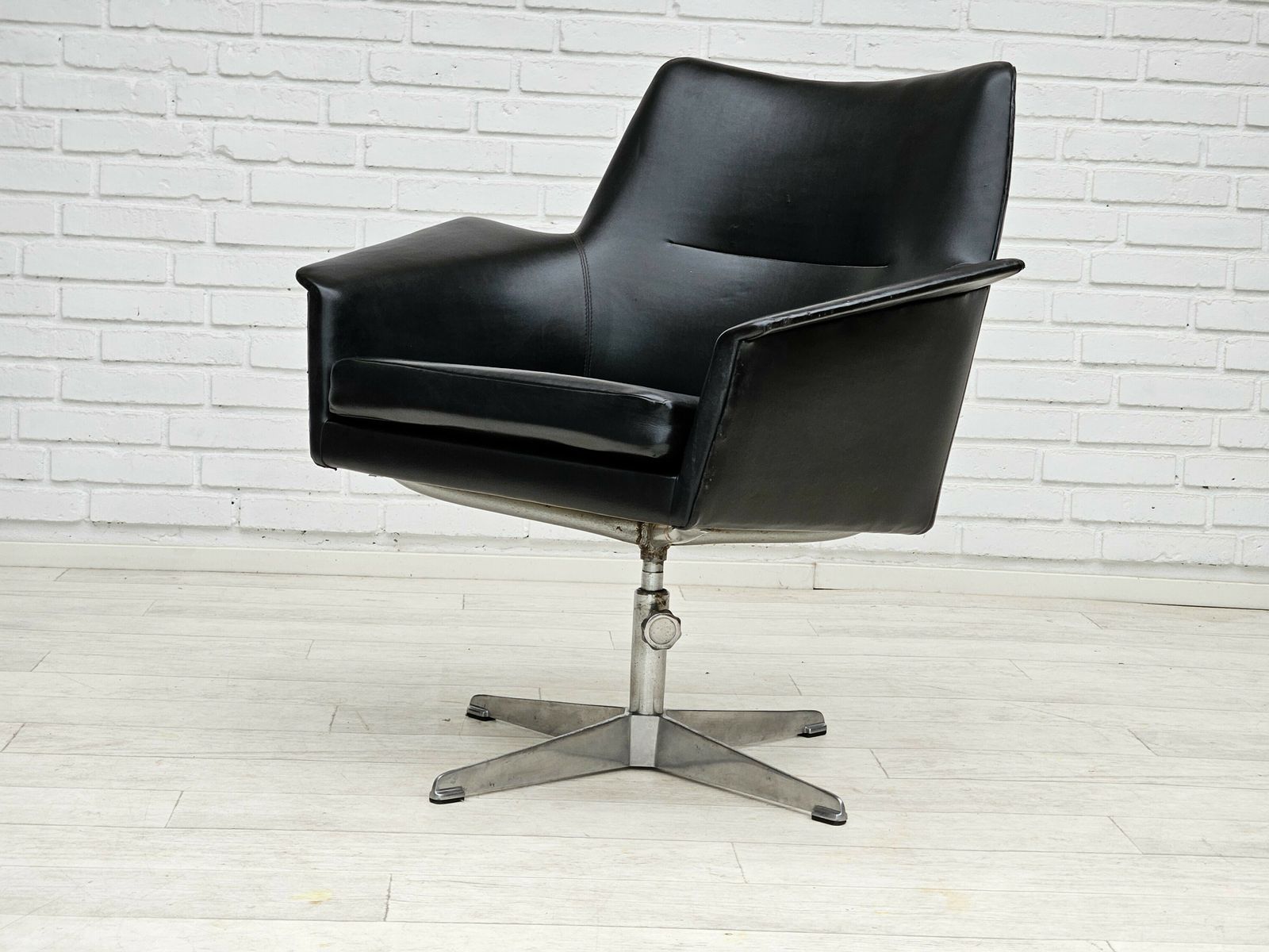 photo vintage 1960s, Scandinavian Design, Swivel Chair, Original Condition, Artificial Leather, Cast Aluminum Base.