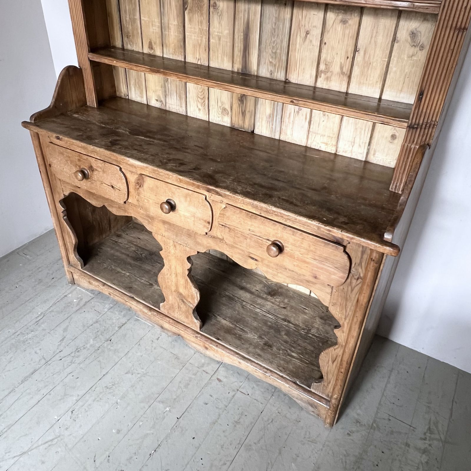 photo vinterior Large 19th Century Pine Farmhouse Dresser