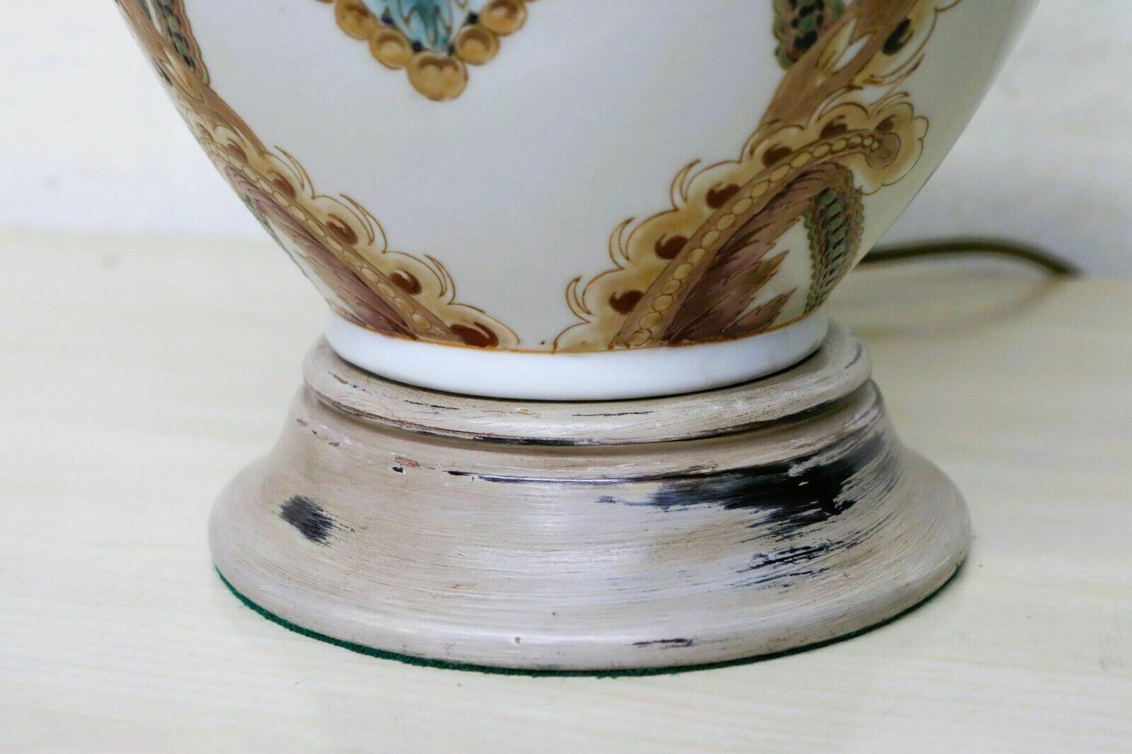 Table Lamp Vintage Oriental Chinese Unusual Garland Design Lamp On Wooden Base photo 85.0