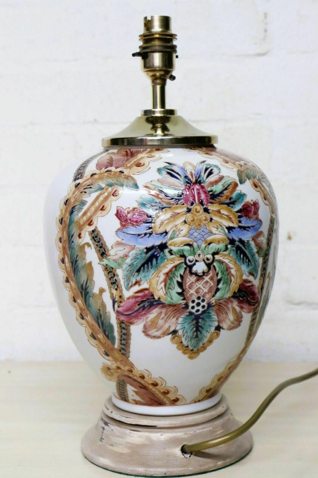 photo furniture Table Lamp Vintage Oriental Chinese Unusual Garland Design Lamp On Wooden Base
