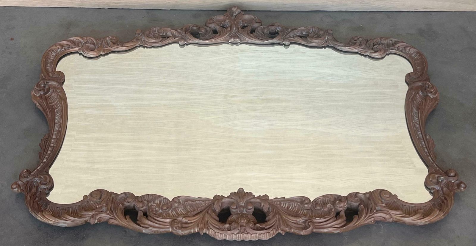 Grand miroir espagnol de style baroque en noyer sculpté et ormolu, XXe siècle photo furniture