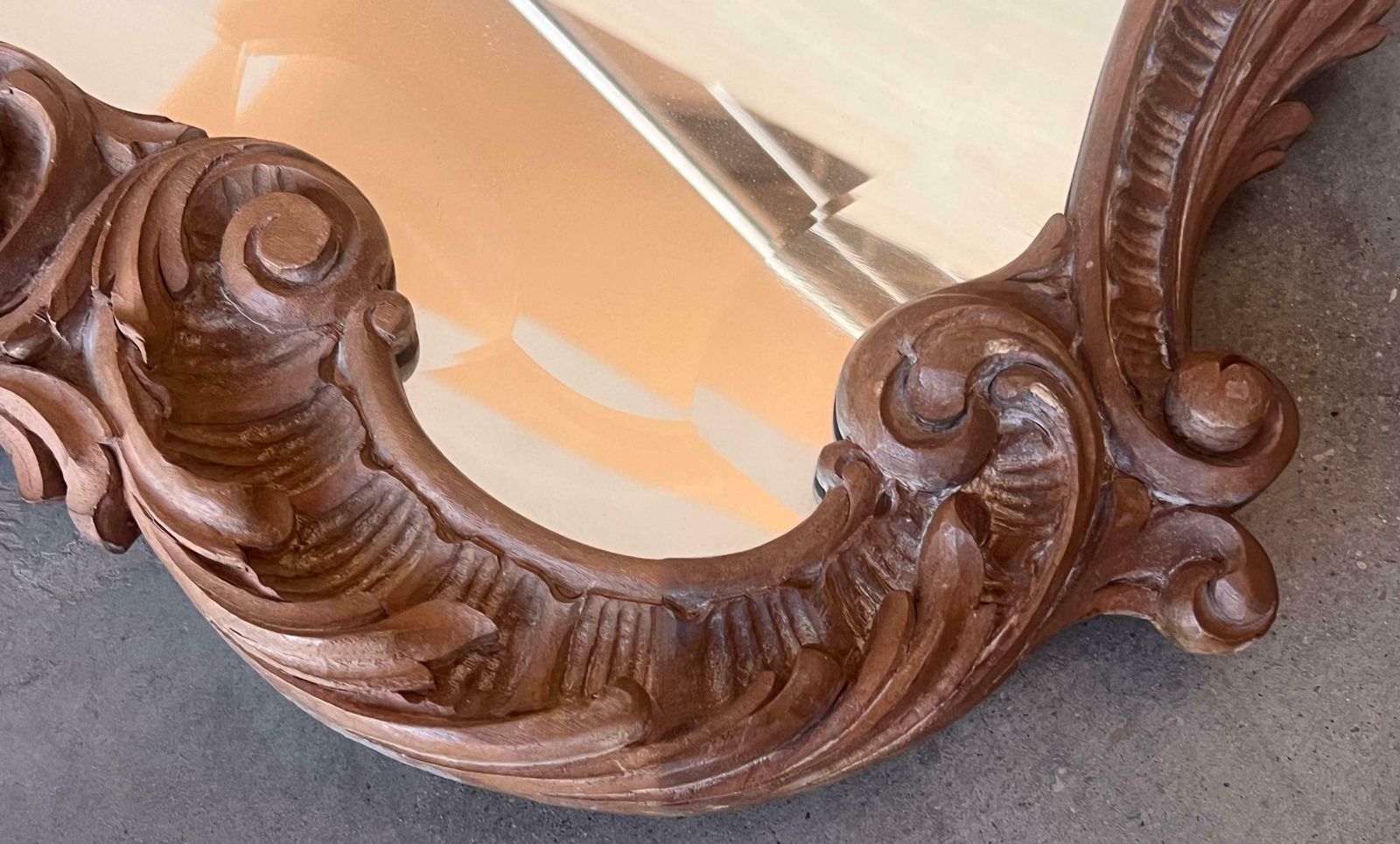 Grand miroir espagnol de style baroque en noyer sculpté et ormolu, XXe siècle photo buy