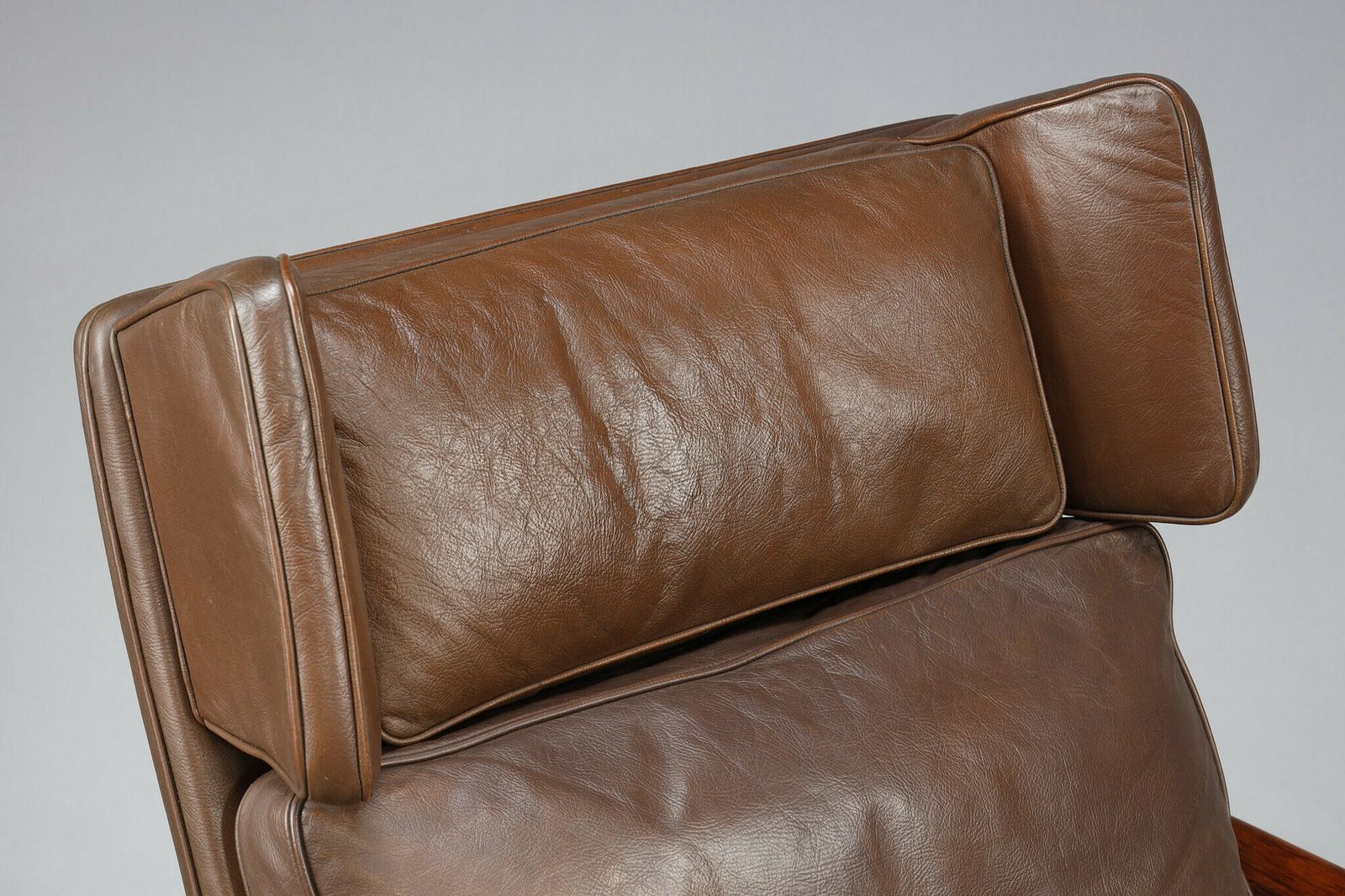 photo vintage Living Room Furniture In Rosewood With A Sofa And A Pair Of Leather Armchairs