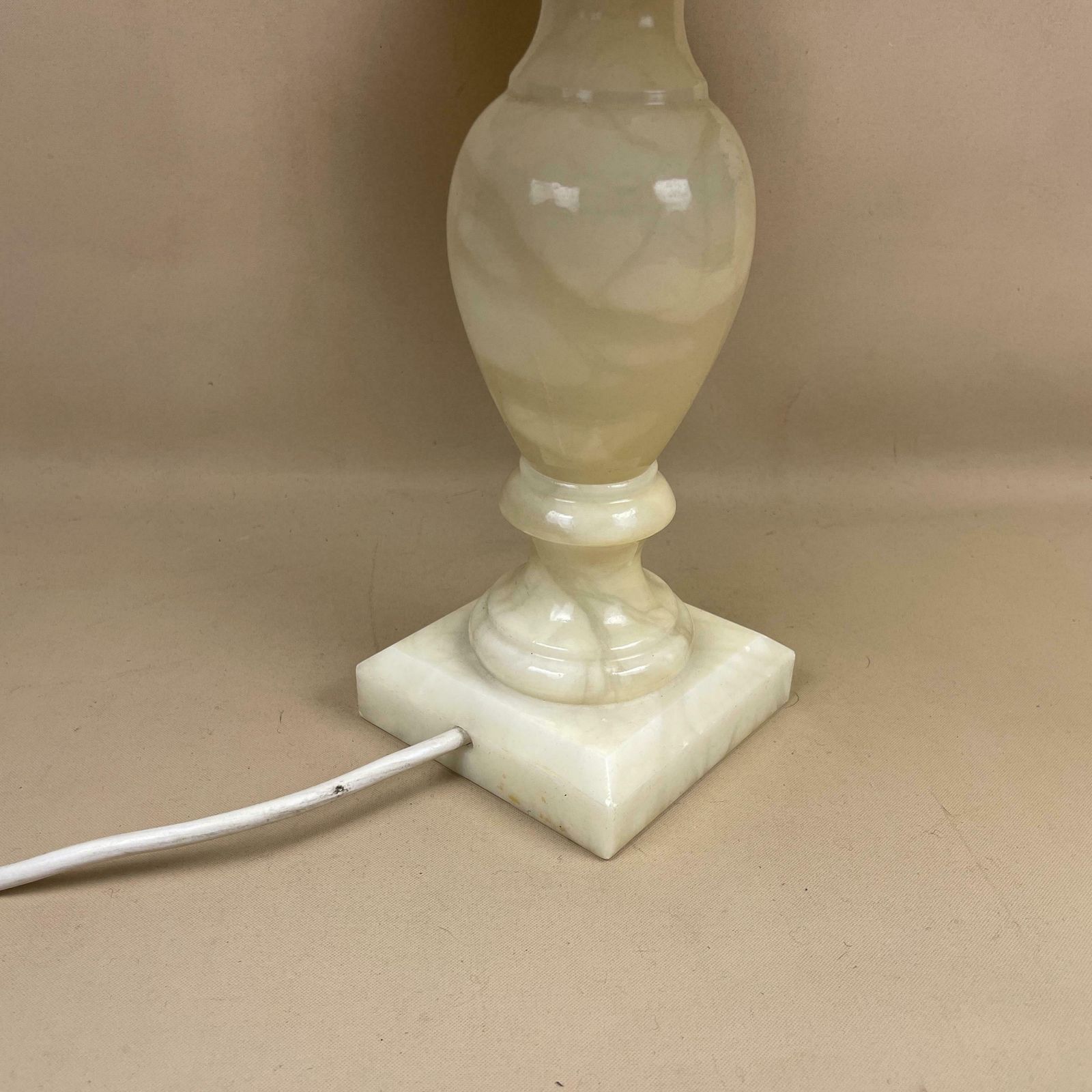 photo furniture Antique Onyx Marble Lamp Light Brown Cream Bedside Side Table Desk Marbled Patterned Vintage Downton Pleated Cream Shade Lampshade