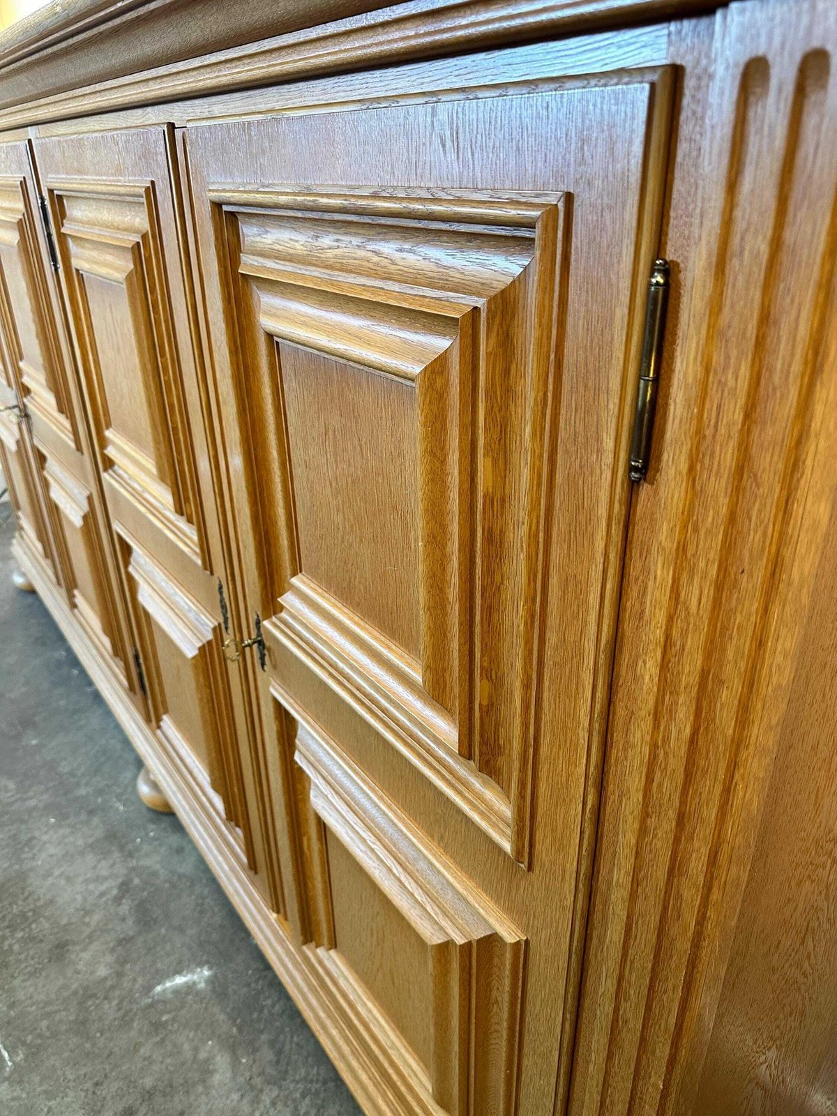 Midden 20e Eeuw Massief Eiken Brutalist Dressoir. photo buy