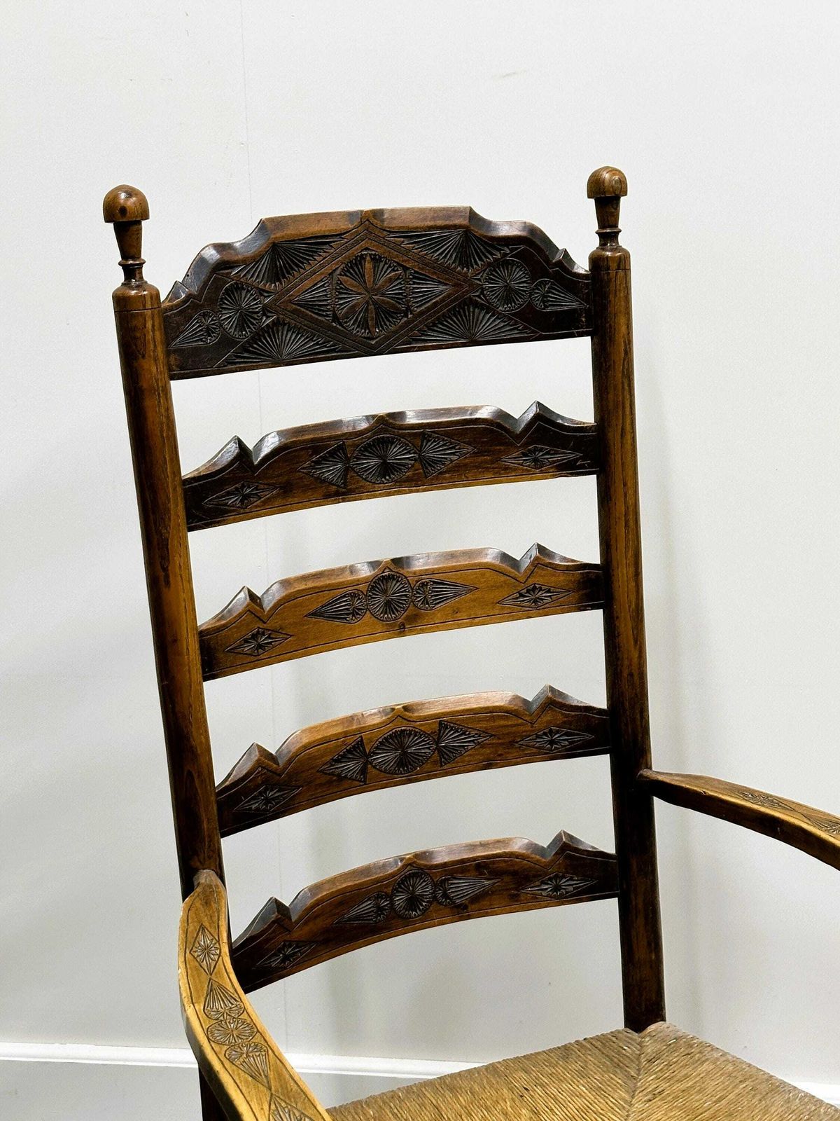 19e Eeuwse Handgemaakte En Gesneden Spijlenrug Stoel, Ca. 1840. photo furniture