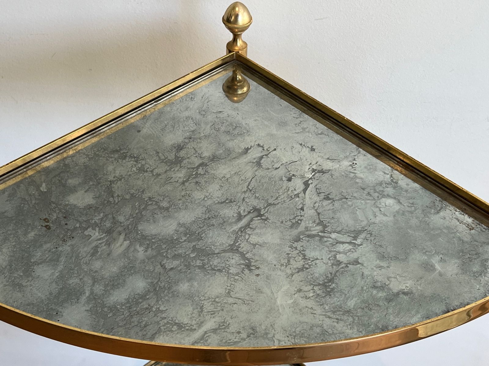 photo vintage Pair Of Gilded Metal Corner Sofa End Tables And Eglomisé Mirror Trays In The Style Of Maison Jansen