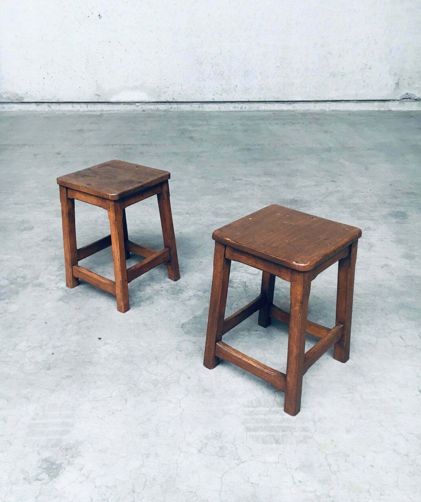 photo furniture Handgemaakt Massief Houten Krukkenset, België, Ca. Jaren 1940