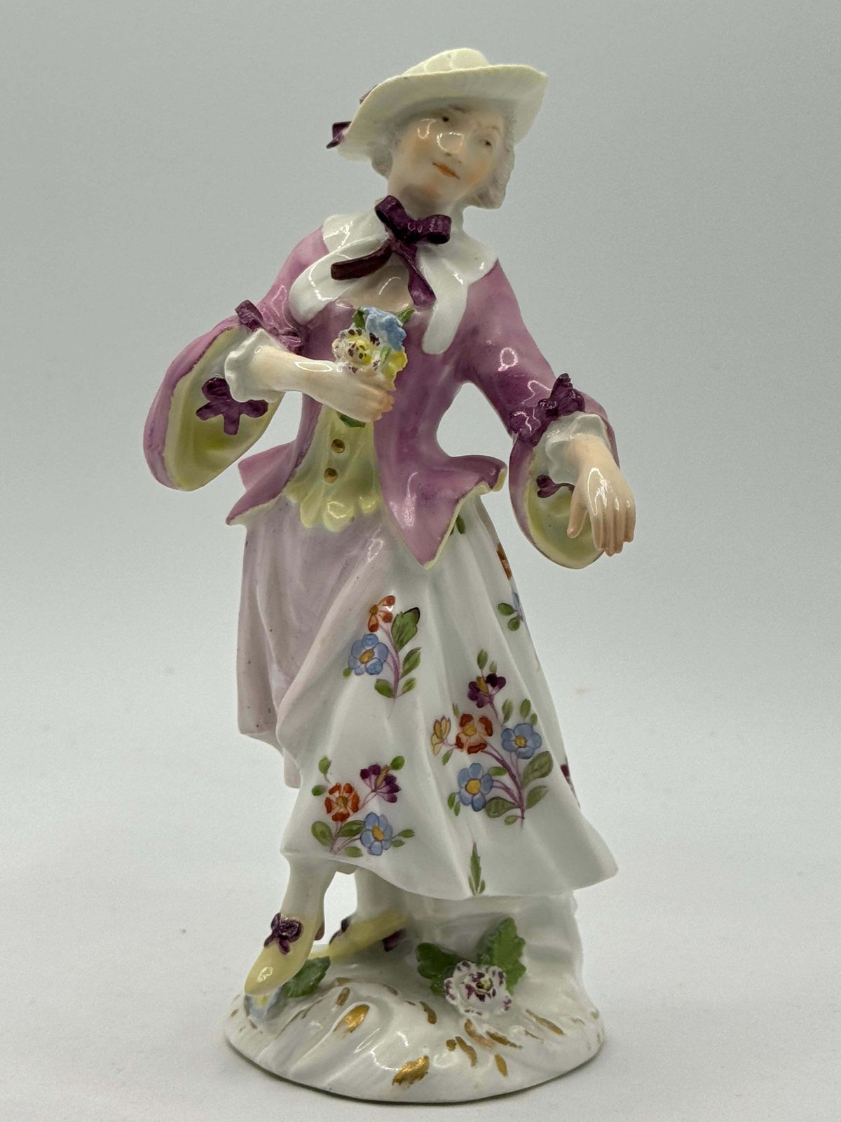 photo furniture 18th Century Meissen Figurine Of A Lady