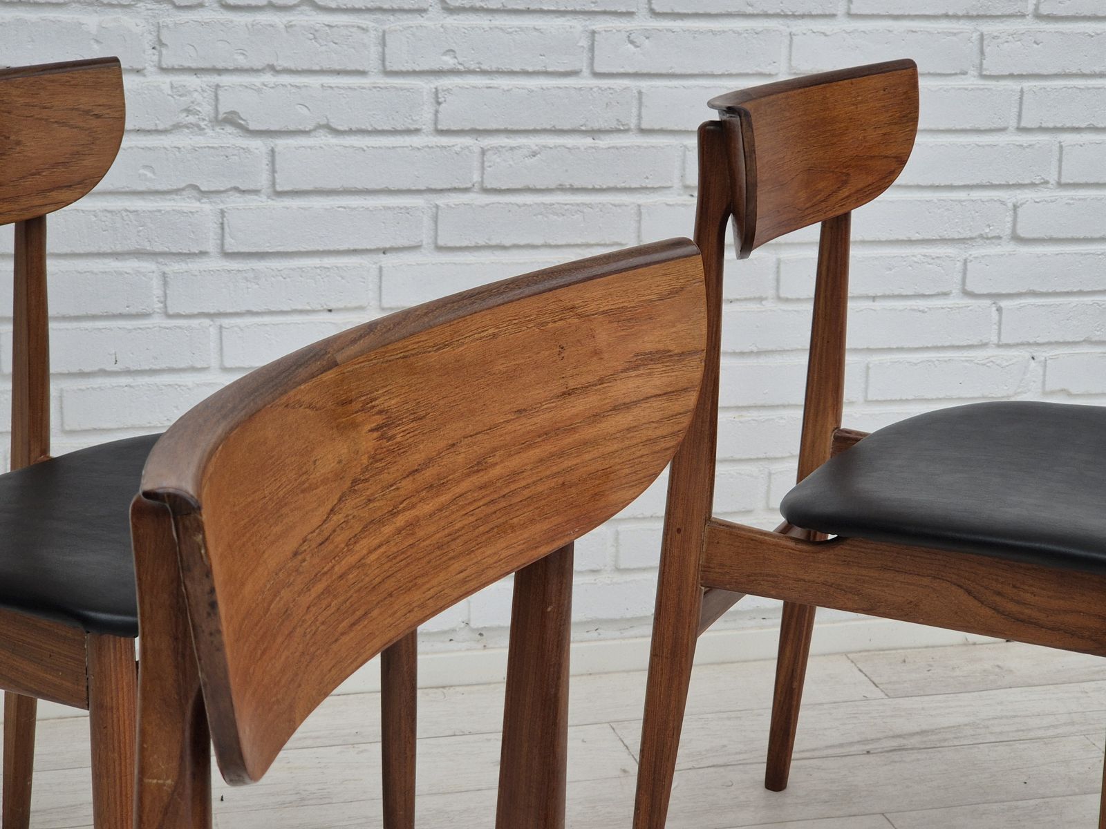 photo vinterior 1960s, Set Of 5 Danish Dining Chairs, Reupholstered, Teak Wood.