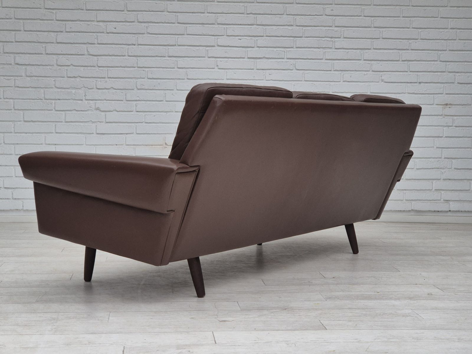 Deens 3 Zitsbank, Jaren 1970, Bruinleren Bekleding, Goede Staat. photo for sale