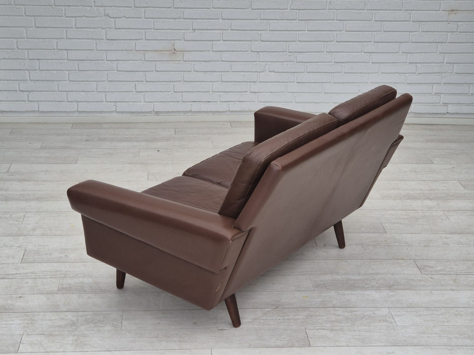 photo vintage 1970s, Danish 2 Seater Sofa, Original Condition, Brown Leather.