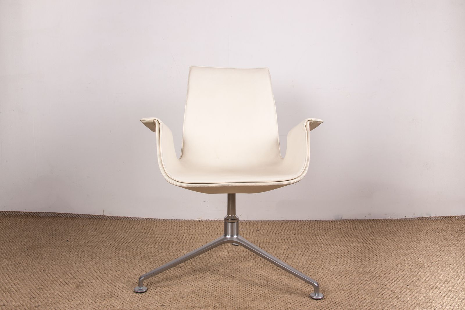 Fauteuil danois en cuir blanc et acier chromé, modèle Fk 6725 ou « Tulip Chair », par Preben Fabricius et Jørgen Kastholm pour Walter Knoll photo for sale