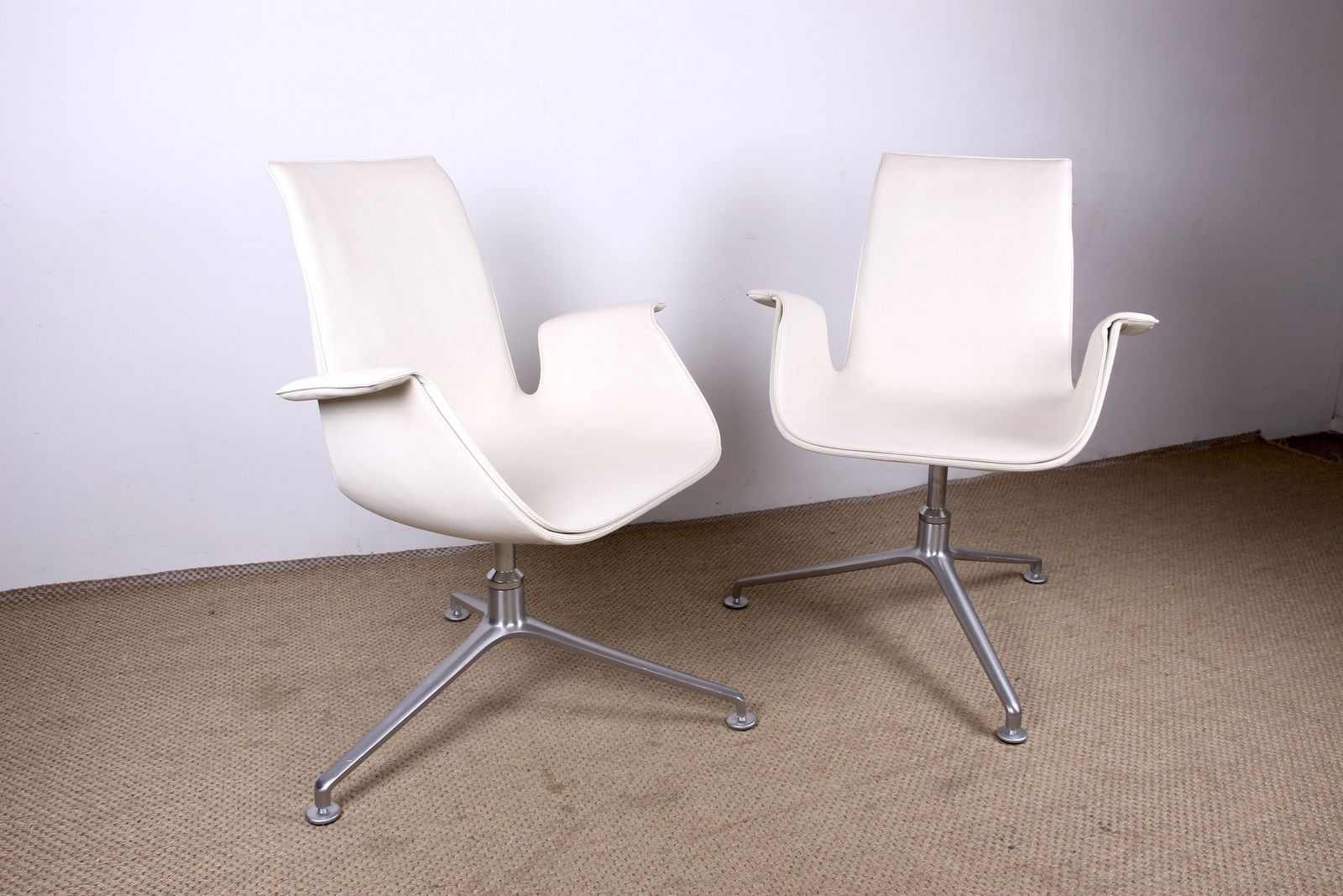 Fauteuil danois en cuir blanc et acier chromé, modèle Fk 6725 ou « Tulip Chair », par Preben Fabricius et Jørgen Kastholm pour Walter Knoll photo vintage