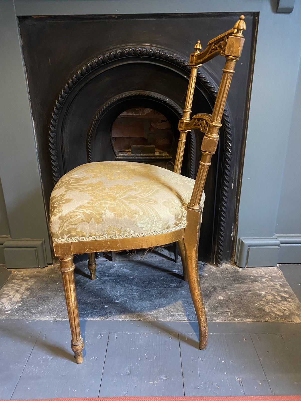 photo vintage A Pair Of French 19th Century Gilded Chairs