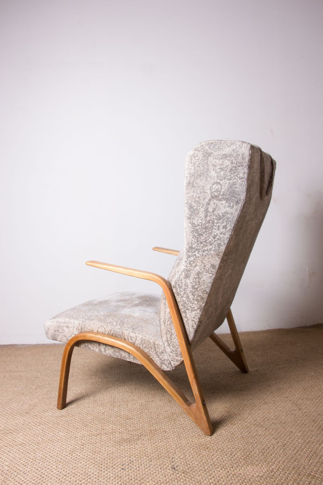 photo furniture Grand fauteuil à dossier haut Konkav en hêtre courbé et tissu récent, par Paul Bode pour Federholz