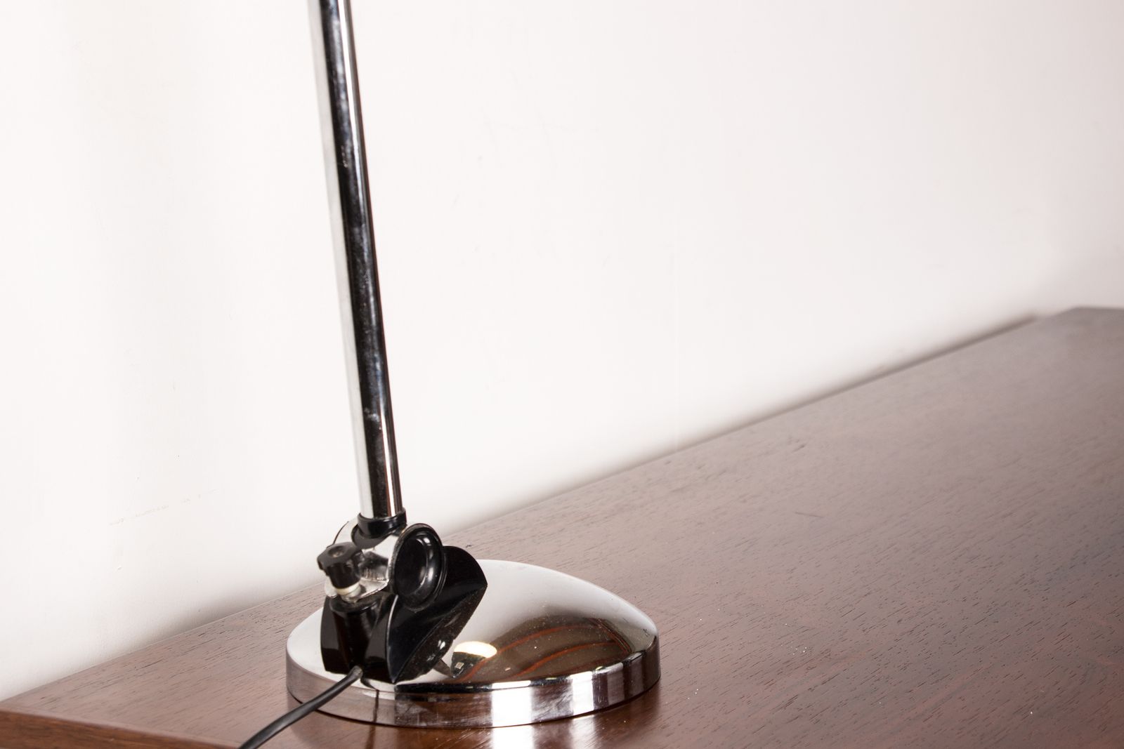 Lampe de bureau en métal chromé orientable, par Marina Malabotti, 1960. photo vinterior