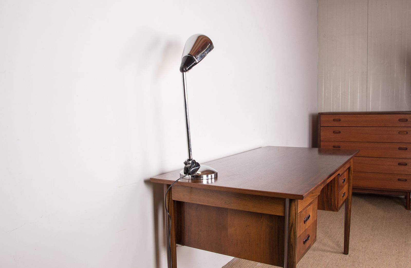 Lampe de bureau en métal chromé orientable, par Marina Malabotti, 1960. photo vintage