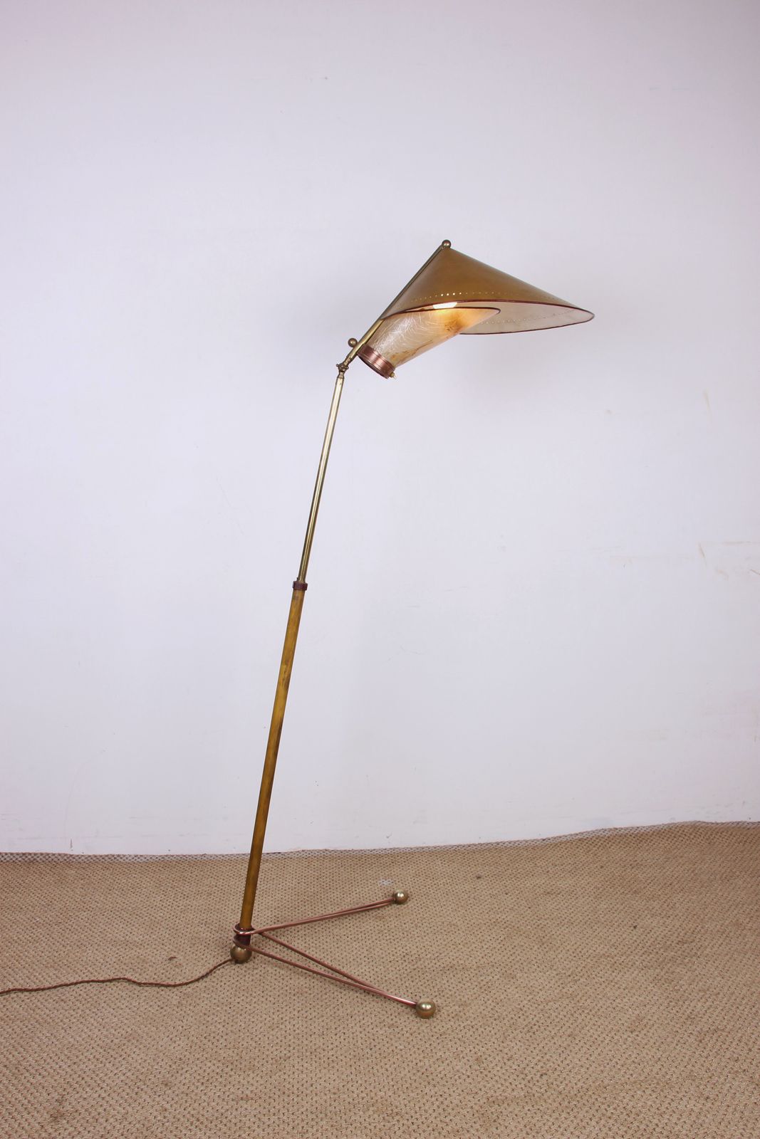 Lampadaire italien en laiton à base conique, inclinaison et hauteur réglables, Stilnovo, 1950 photo furniture
