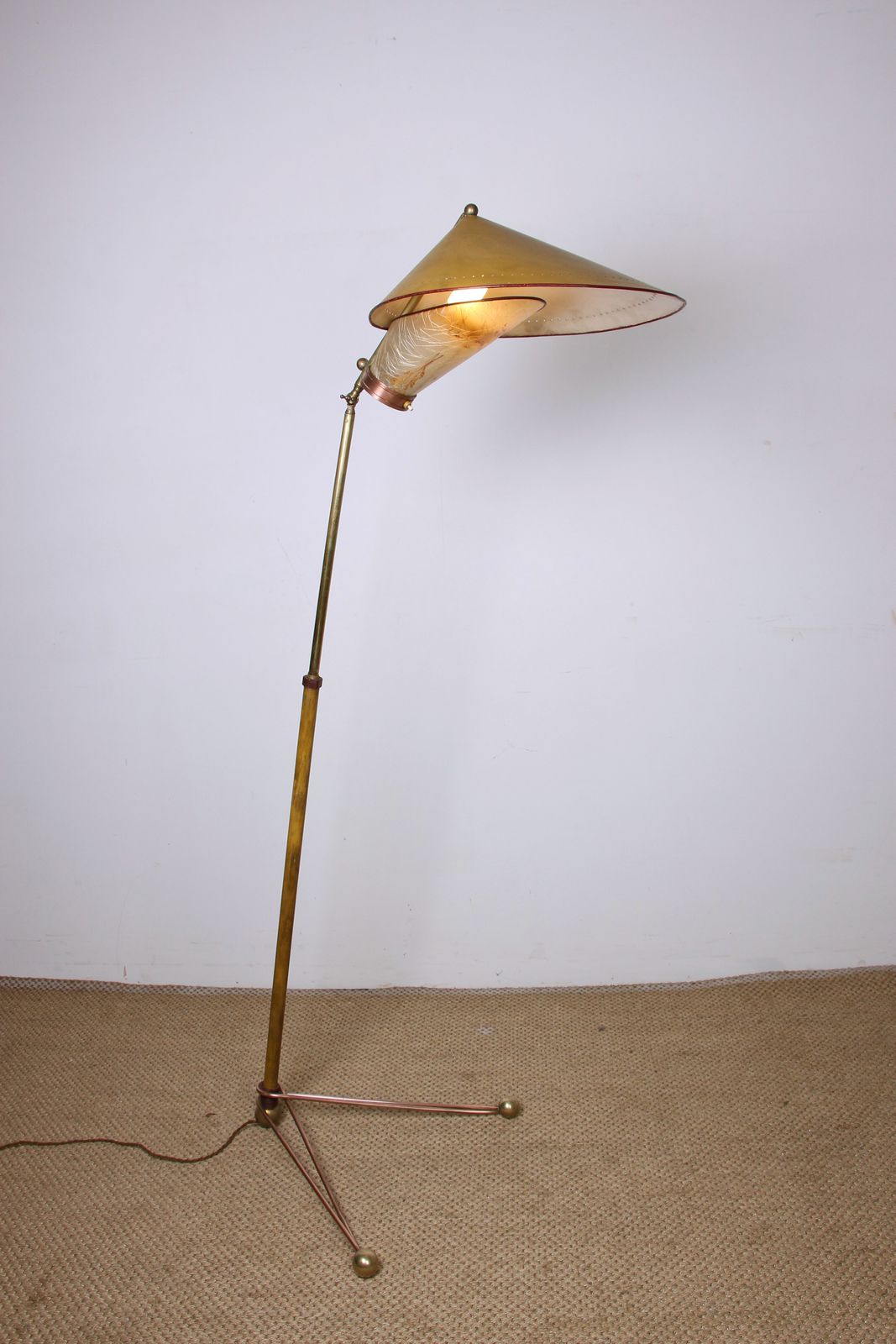 Lampadaire italien en laiton à base conique, inclinaison et hauteur réglables, Stilnovo, 1950 photo for sale