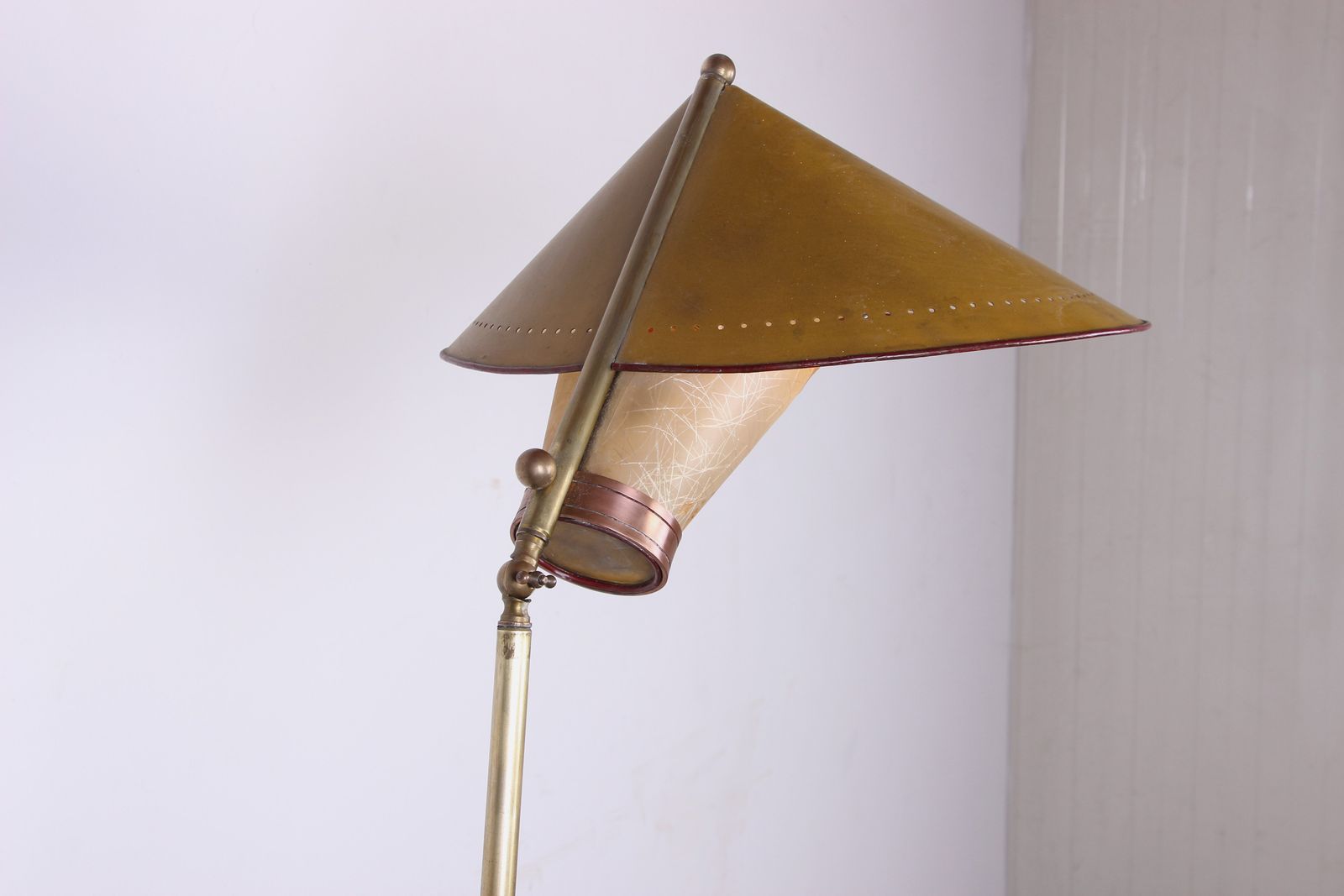 3000.0 Lampadaire italien en laiton à base conique, inclinaison et hauteur réglables, Stilnovo, 1950 photo