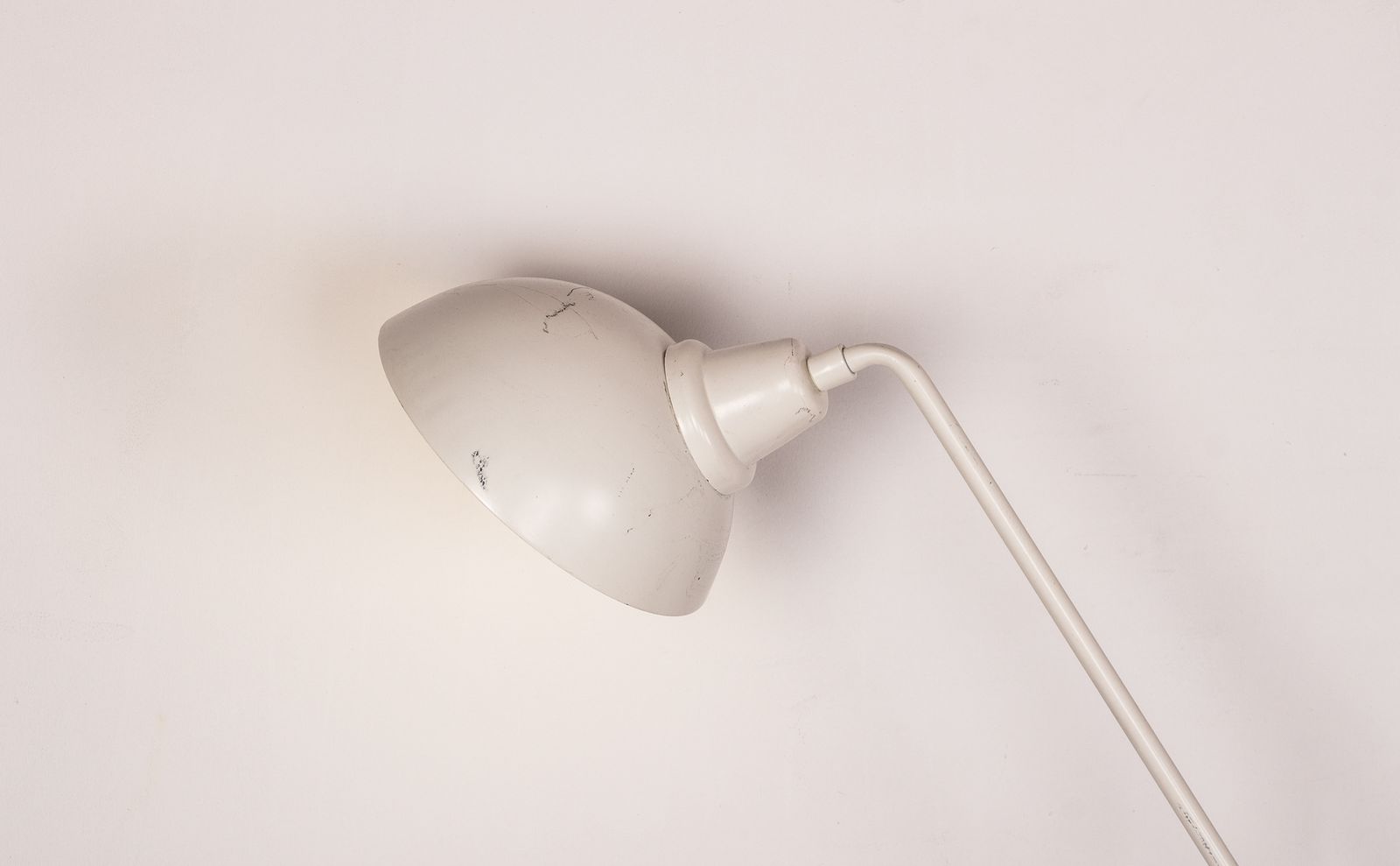 Importante lampe de bureau orientable en métal blanc, 1960 photo Luminaires