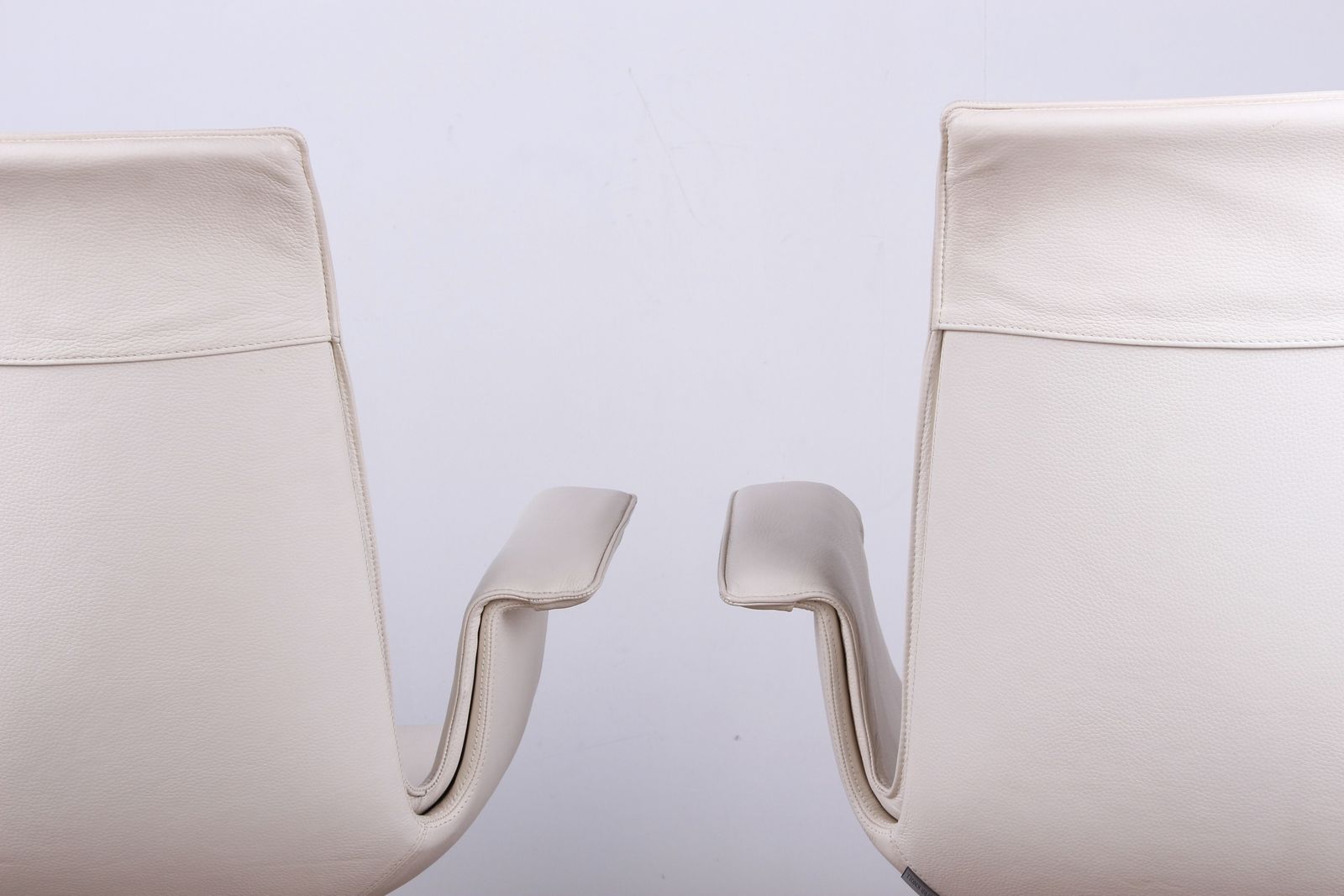 Paire de fauteuils danois en cuir blanc et acier chromé, modèle FK 6725 ou « Tulip Chair », par Preben Fabricius et Jørgen Kastholm pour Walter Knoll photo vinterior