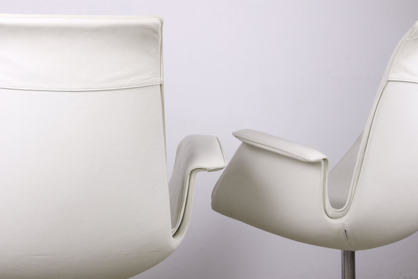 Paire de fauteuils danois en cuir blanc et acier chromé, modèle FK 6725 ou « Tulip Chair », par Preben Fabricius et Jørgen Kastholm pour Walter Knoll photo vintage