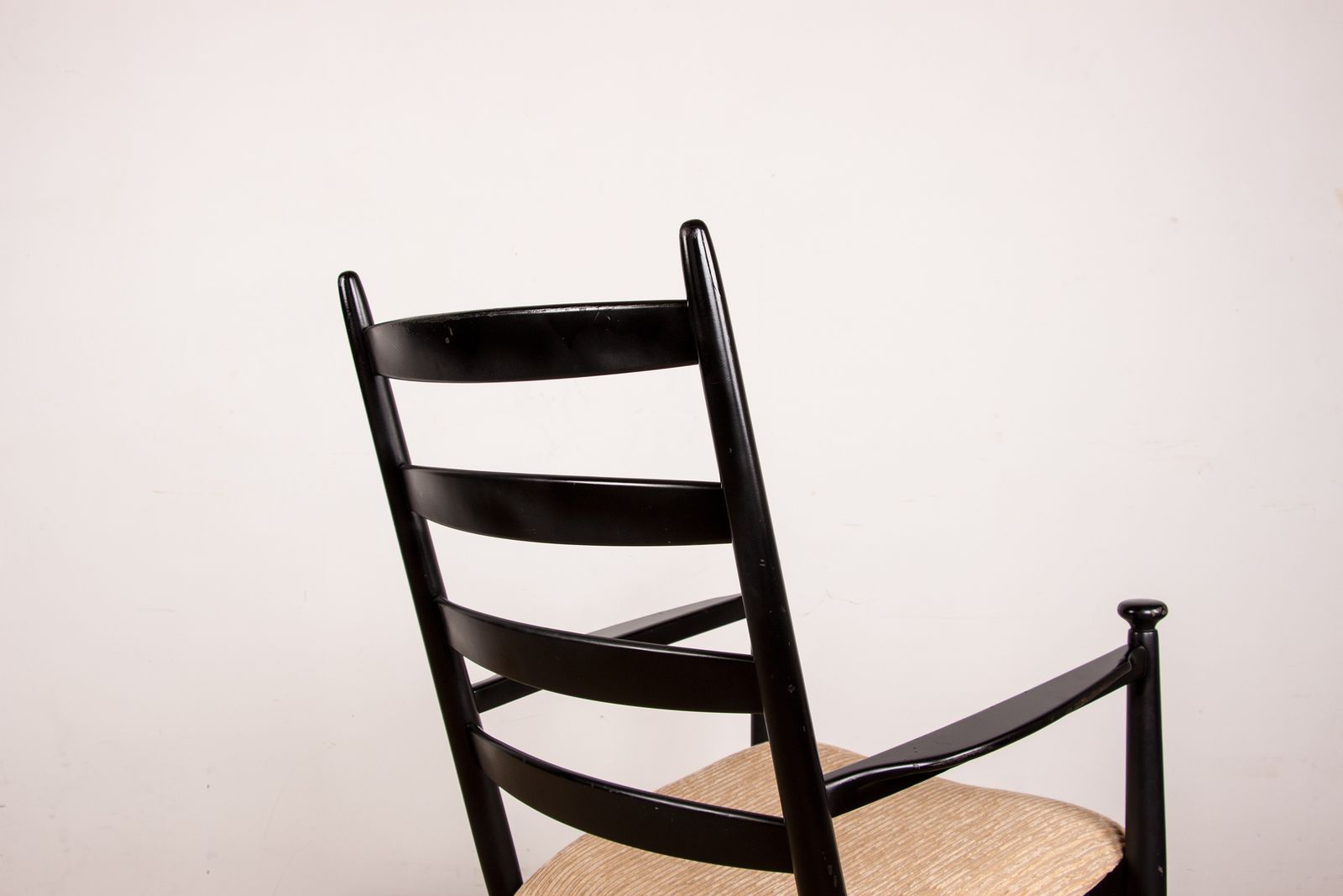 photo furniture Rocking chair danois en teck laqué et tissu, modèle 218, par Thomas Harlev pour Farstrup Savvaek, 1960.