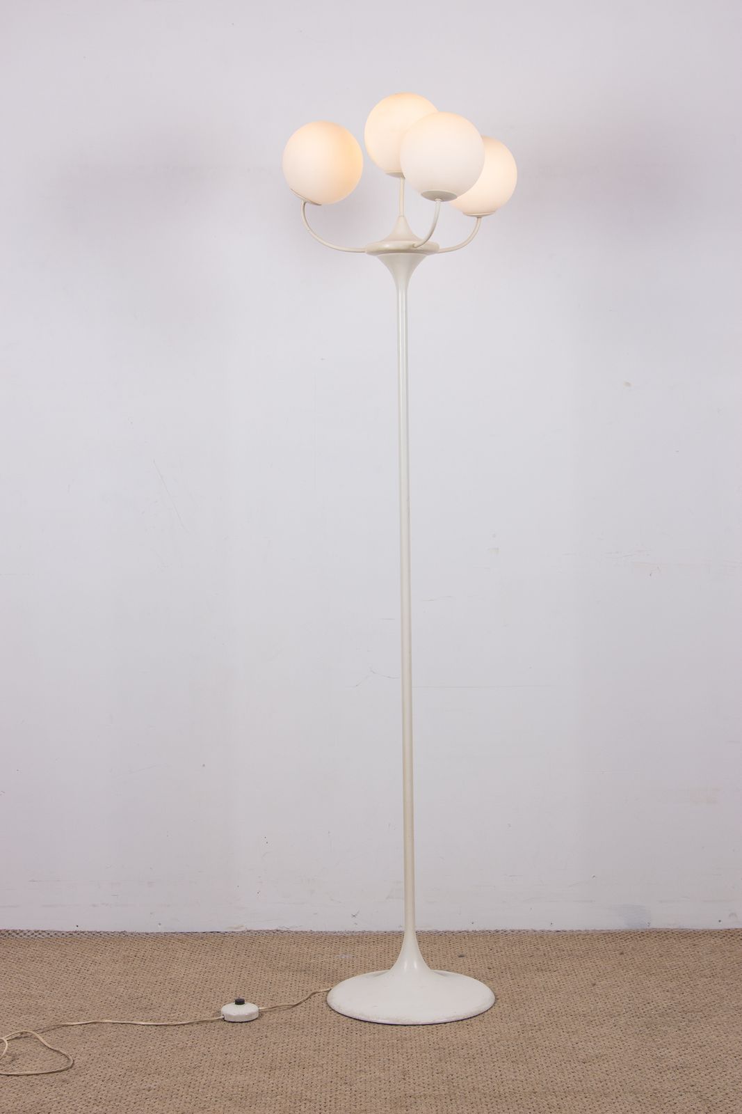 Grand lampadaire à 4 bras avec opalines, par Eva Renée Nele pour Temde Leuchten, 1960 photo vinterior