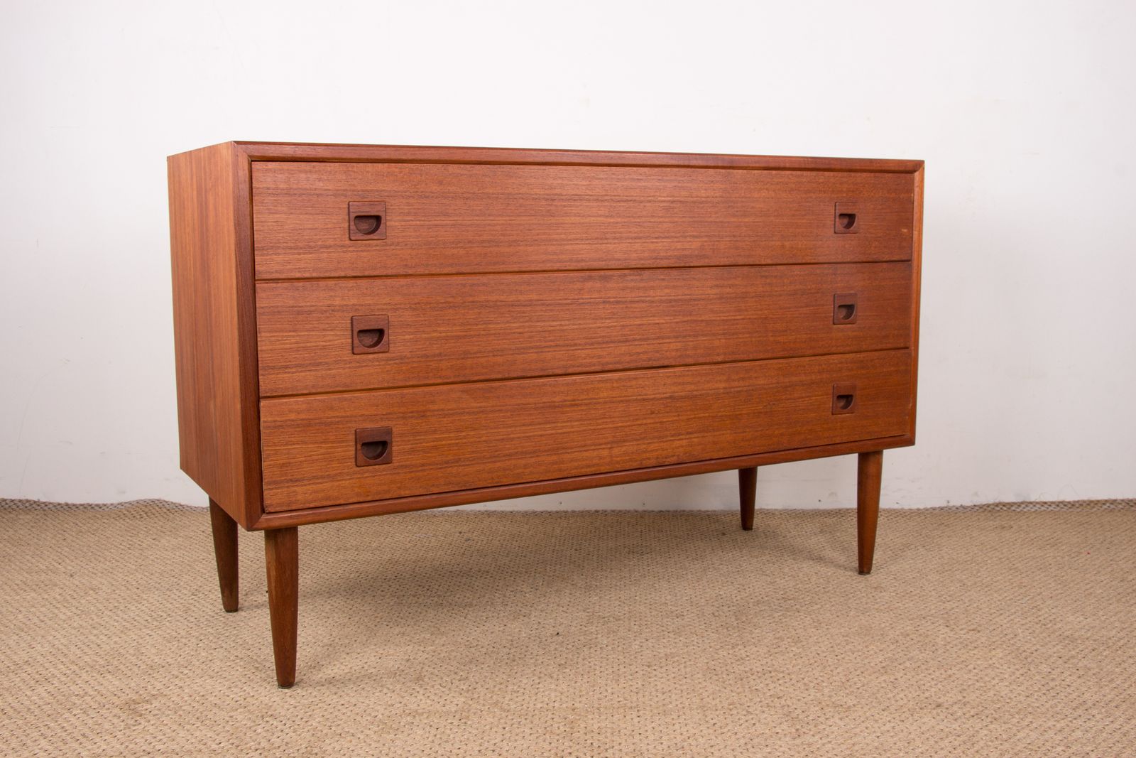 Commode danoise ou petit buffet en teck, 3 grands tiroirs, 1960.