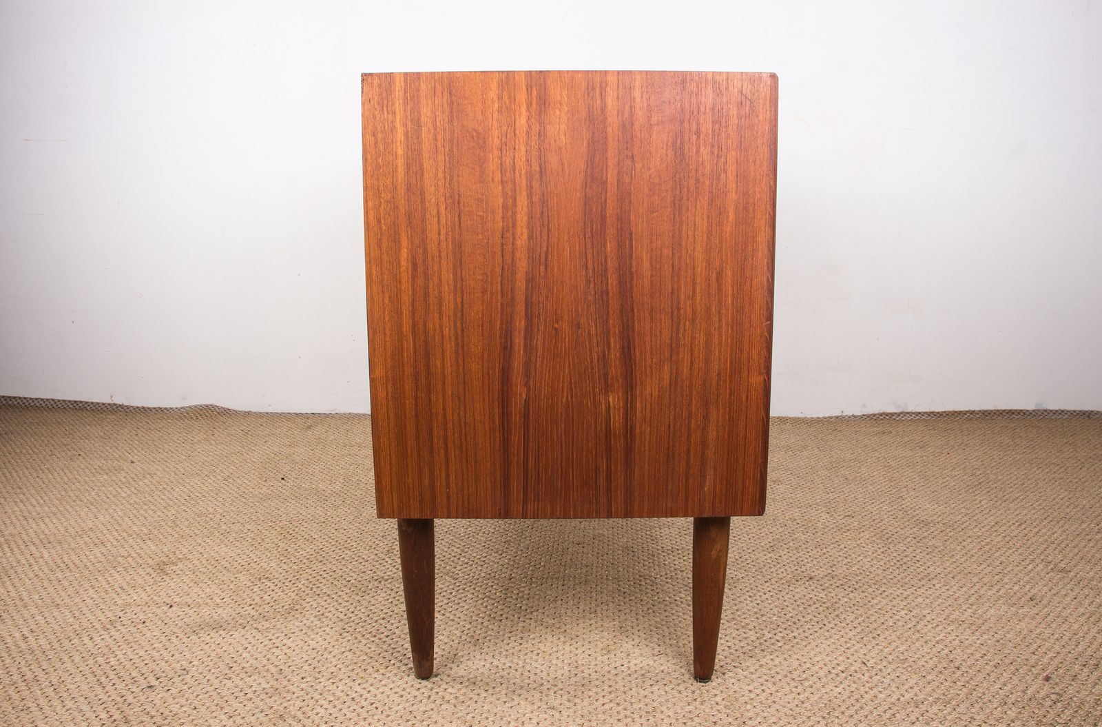 photo furniture Commode danoise ou petit buffet en teck, 3 grands tiroirs, 1960.