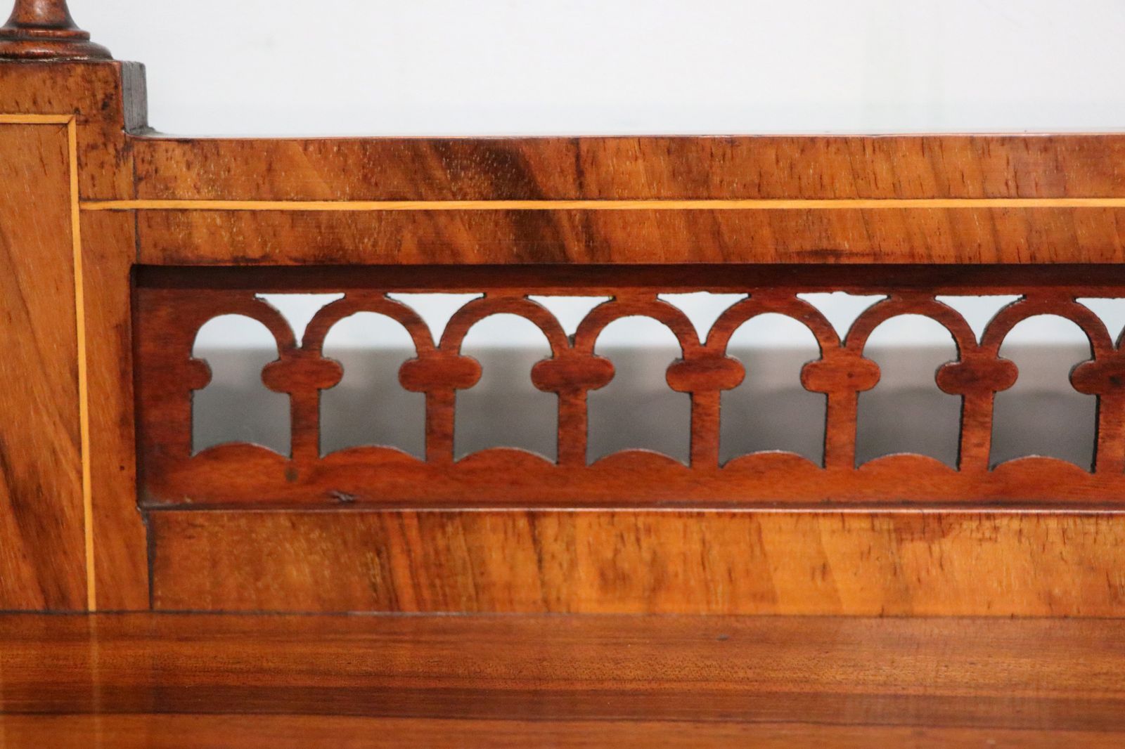 photo vinterior A Lovely Late Victorian Walnut Veneered And Inlaid Display Cabinet.