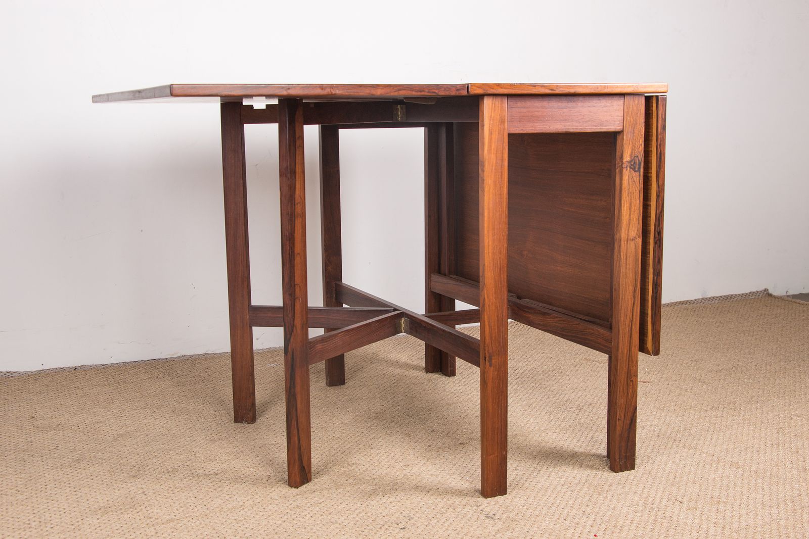 Table danoise extensible à rabats en palissandre, avec 2 extensions pliantes, 1960. photo 1250.0