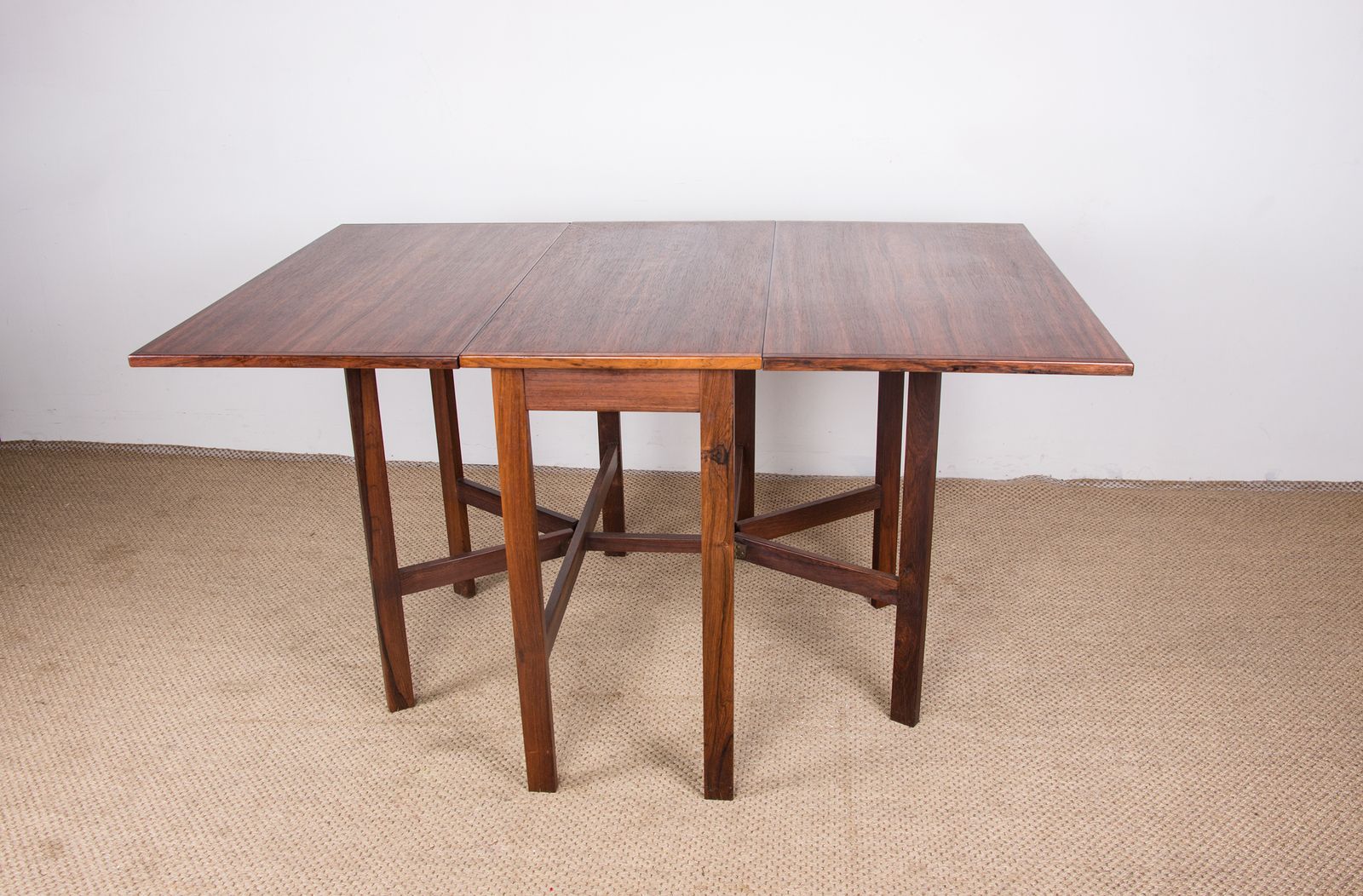 Table danoise extensible à rabats en palissandre, avec 2 extensions pliantes, 1960.