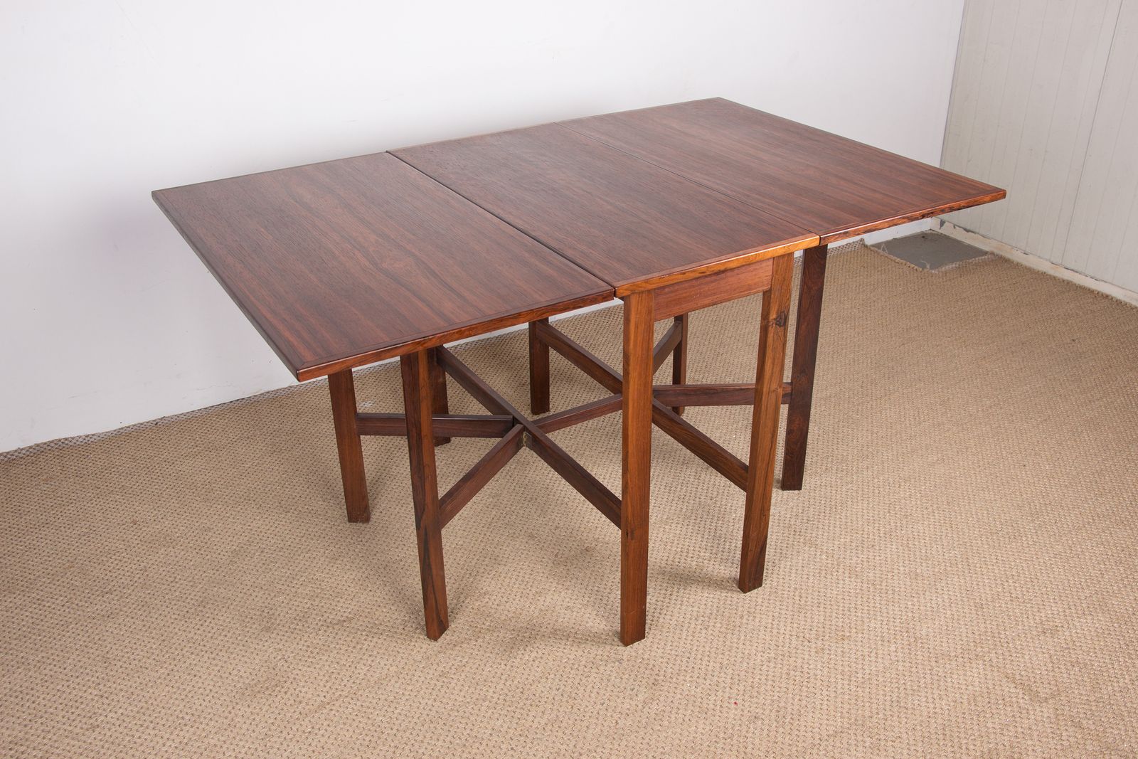photo for sale Table danoise extensible à rabats en palissandre, avec 2 extensions pliantes, 1960.