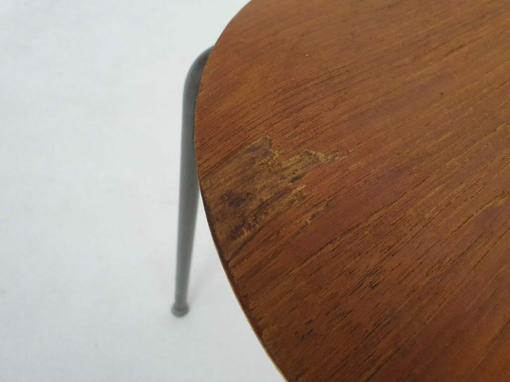 Teakhouten En Metalen Driepootkruk Naar Voorbeeld Van Arne Jacobsen, Denemarken, Ca. Jaren 1960 photo for sale