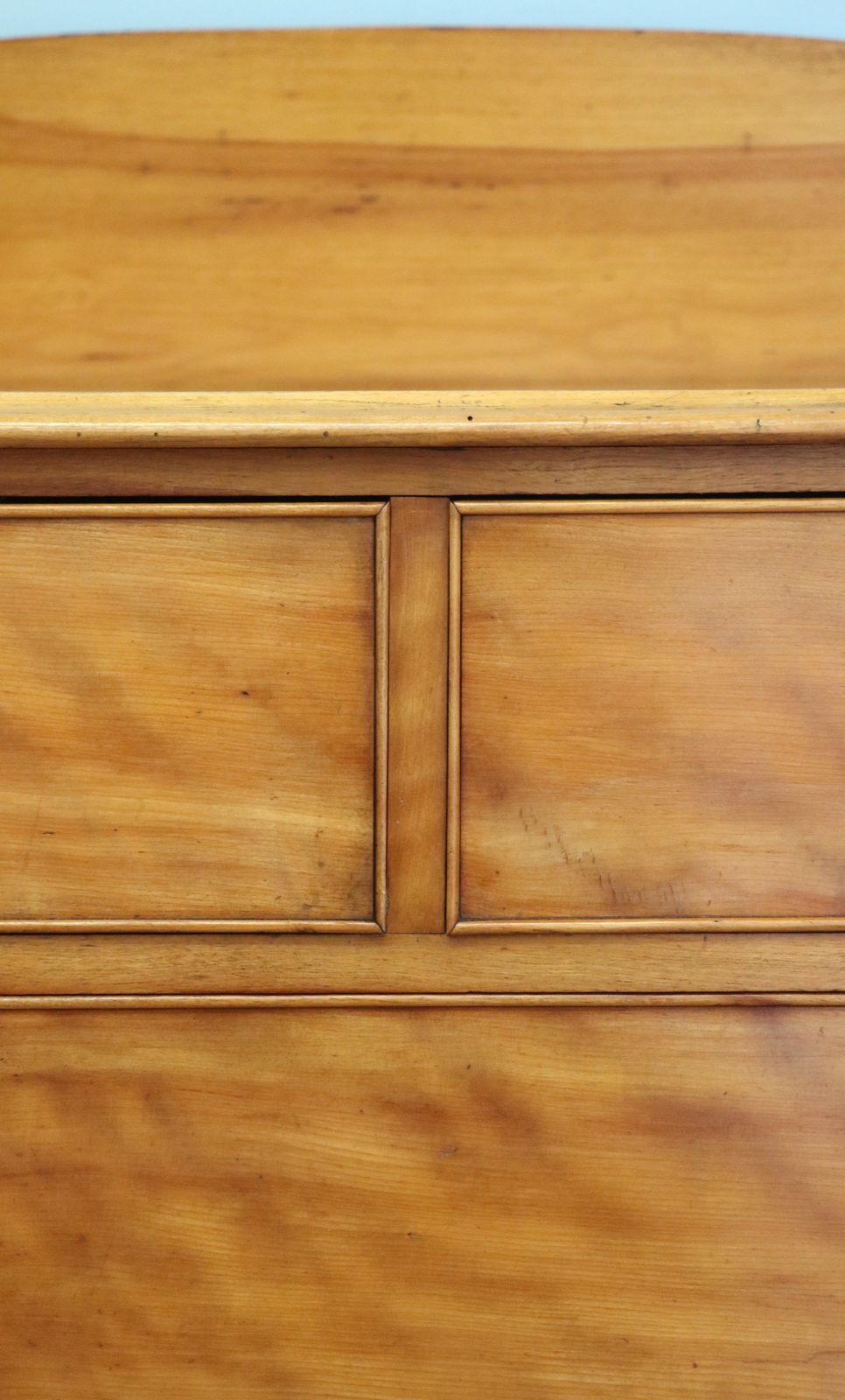 photo vintage A Lovely Victorian Satin Birch Chest.