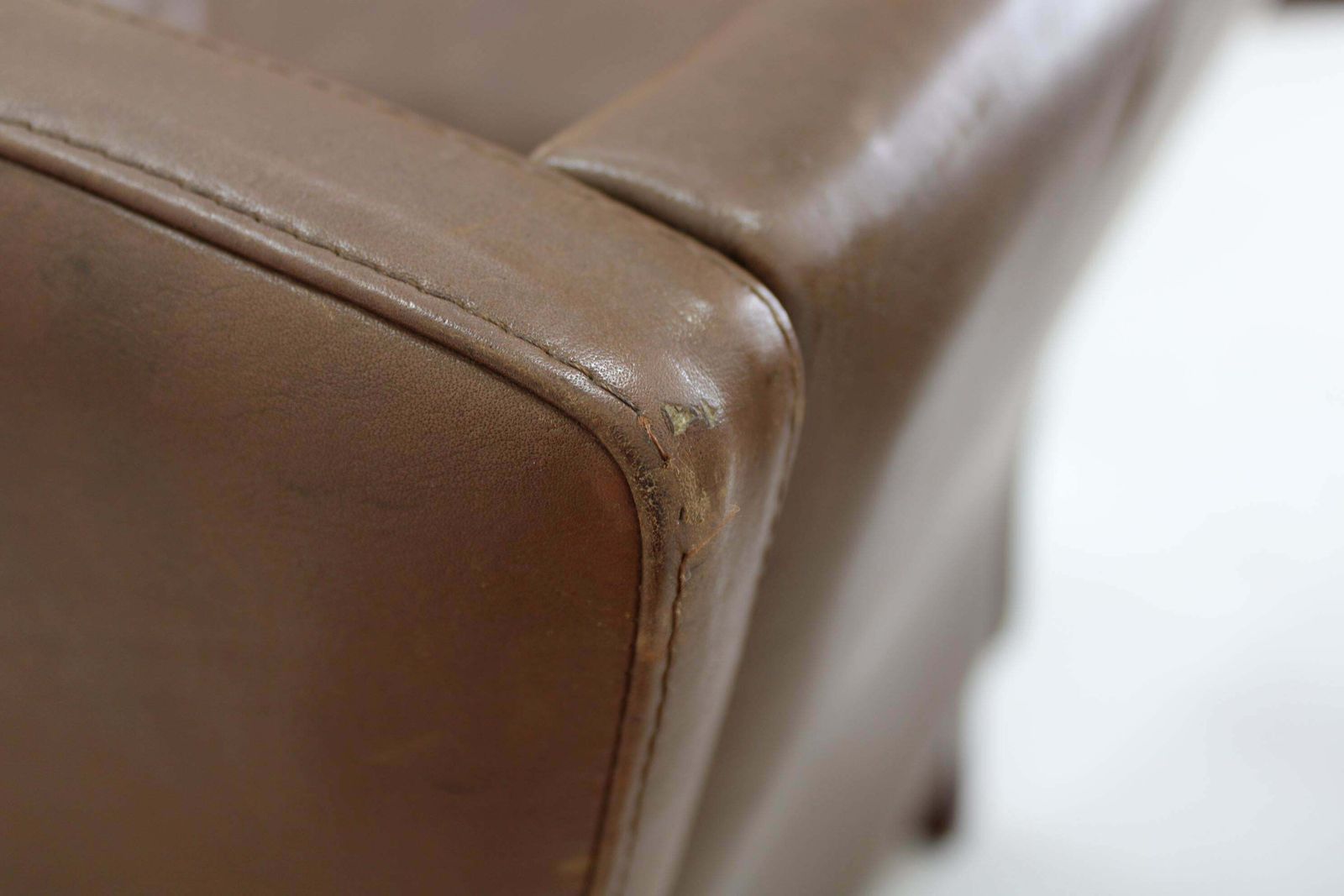 photo vintage 1970s Pair Of Brown Leather Armchairs, Denmark
