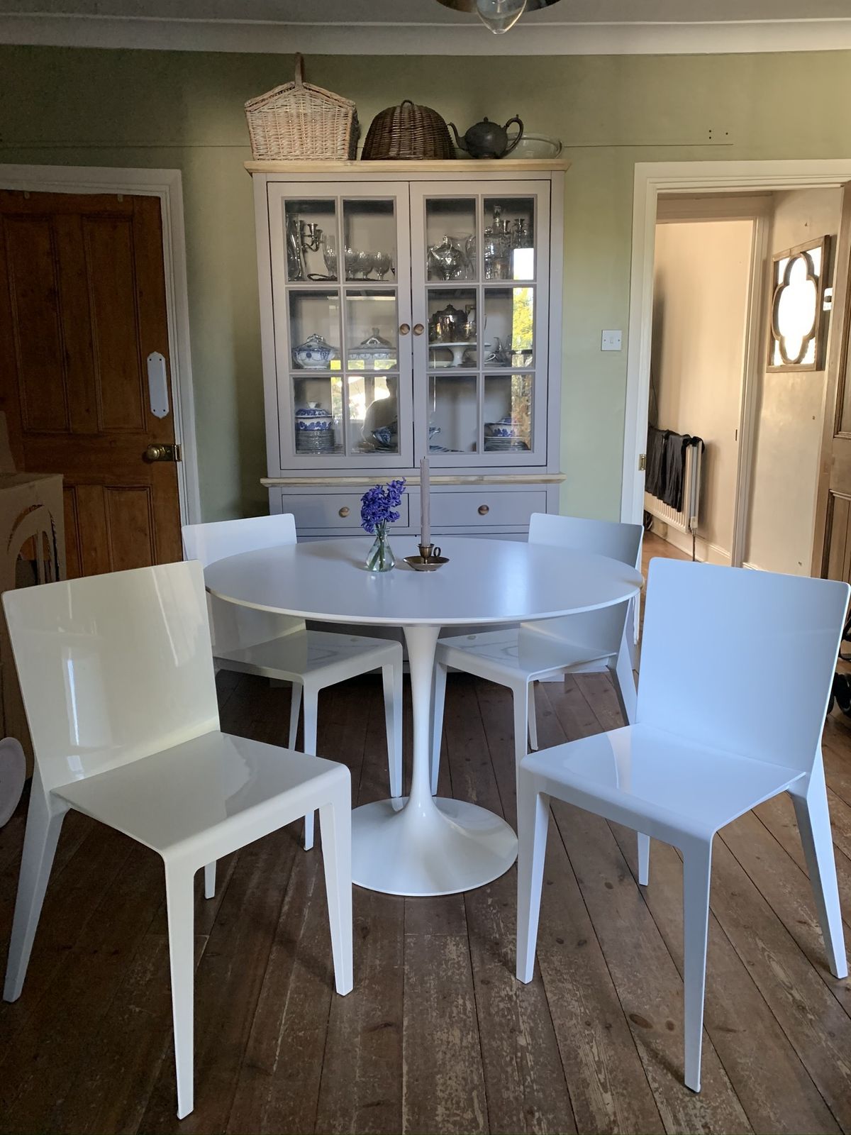4 White Alfa Chairs. Fiberglass Resin Design By Wettstein
