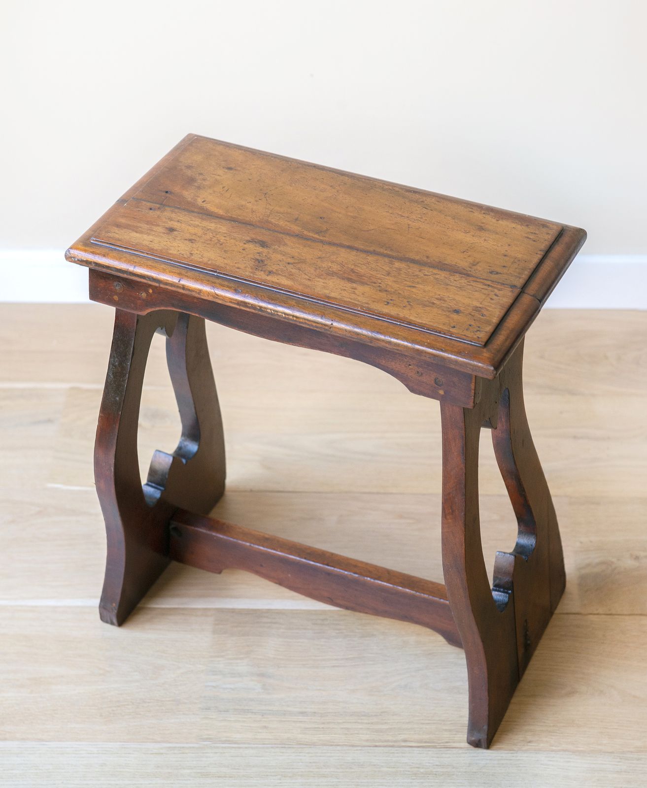 Tabouret d'époque en acajou, table d'appoint Arts and Crafts sculptée à la main, art populaire primitif, support de plante rustique photo Mobilier