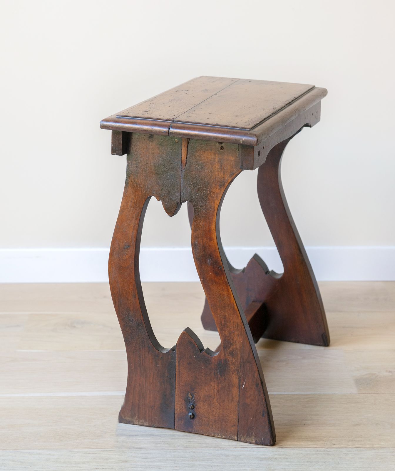 photo furniture Antiek Mahonie Krukje, Arts And Crafts Handgesneden Houten Bijzettafel, Primitieve Volkskunst, Rustieke Plantenstandaard