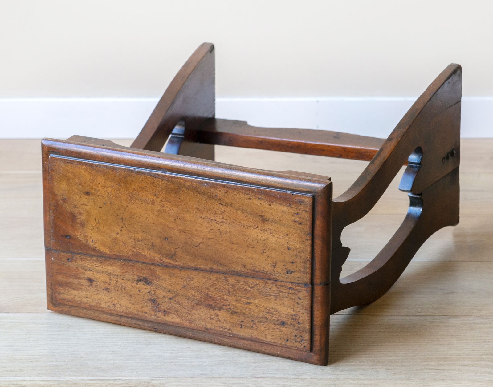 photo for sale Tabouret d'époque en acajou, table d'appoint Arts and Crafts sculptée à la main, art populaire primitif, support de plante rustique