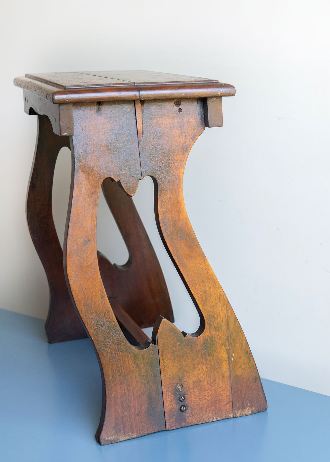 photo vintage Antiek Mahonie Krukje, Arts And Crafts Handgesneden Houten Bijzettafel, Primitieve Volkskunst, Rustieke Plantenstandaard
